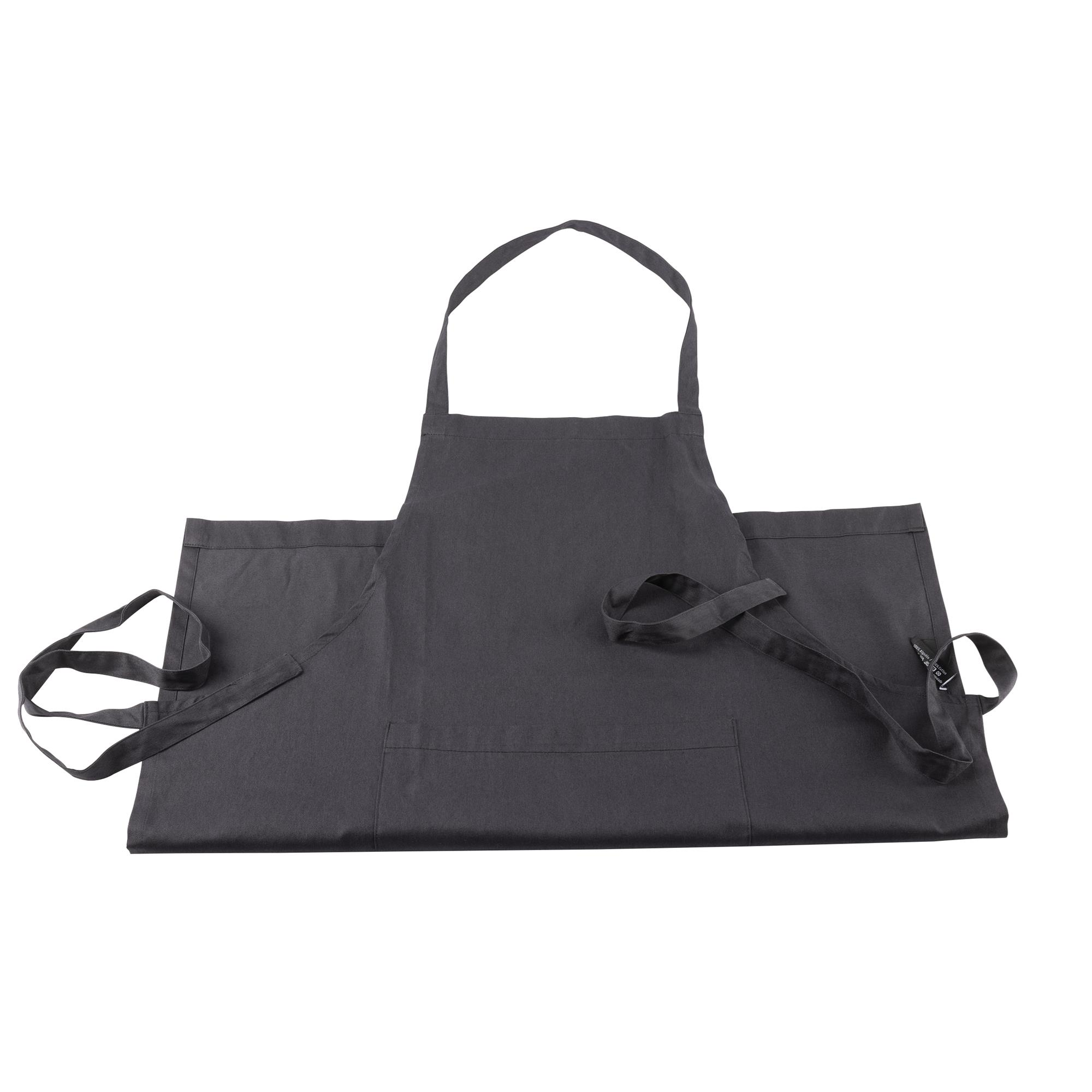 Un delantal gris oscuro con correa para el cuello y la cintura está plano. Un bolsillo en la parte delantera. Fondo blanco.