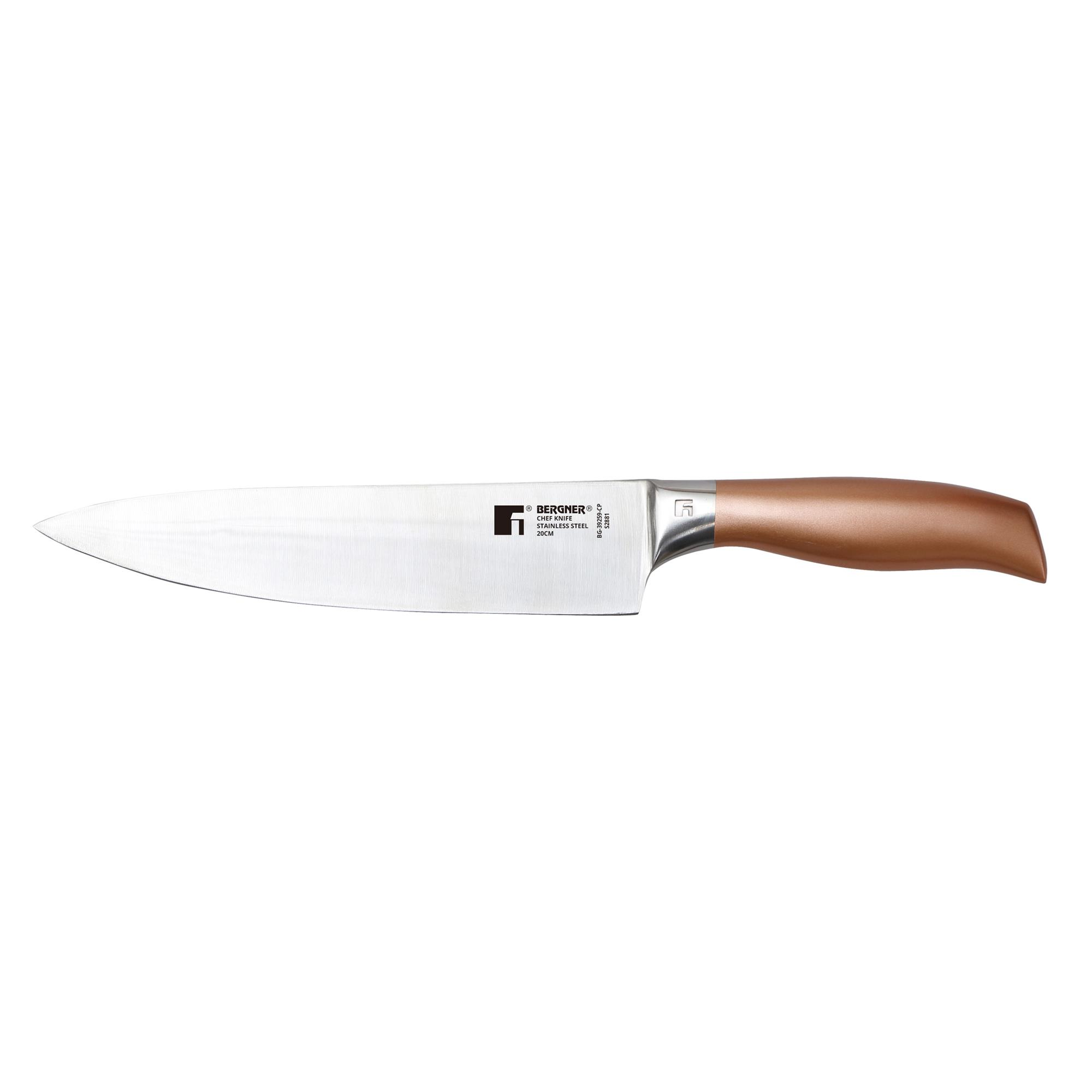 Un cuchillo de chef con mango marrón y hoja plateada. La hoja tiene el logotipo de Bergner.