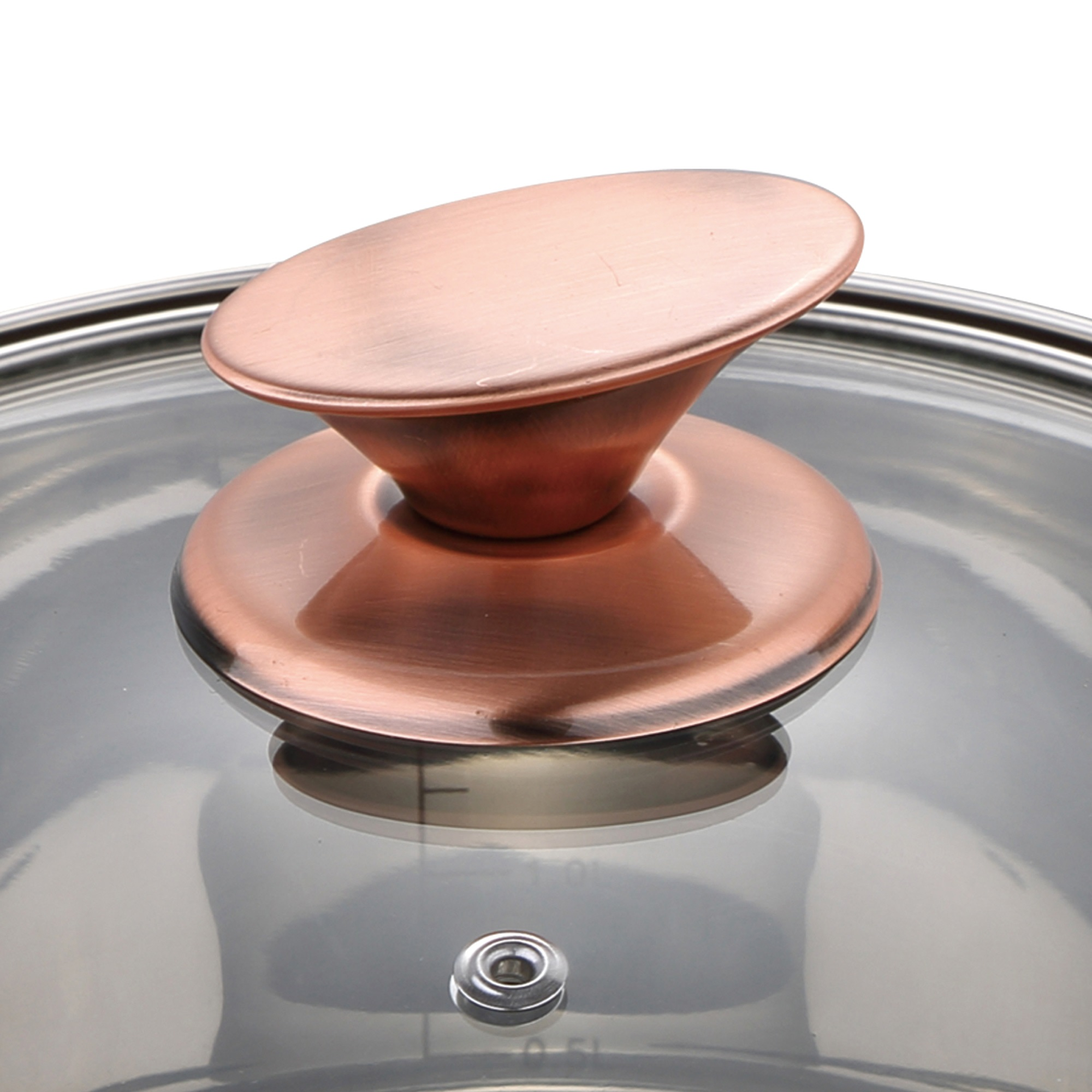 Primer plano de una tapa de olla de color cobre con asa y tapa de cristal, sobre fondo blanco.