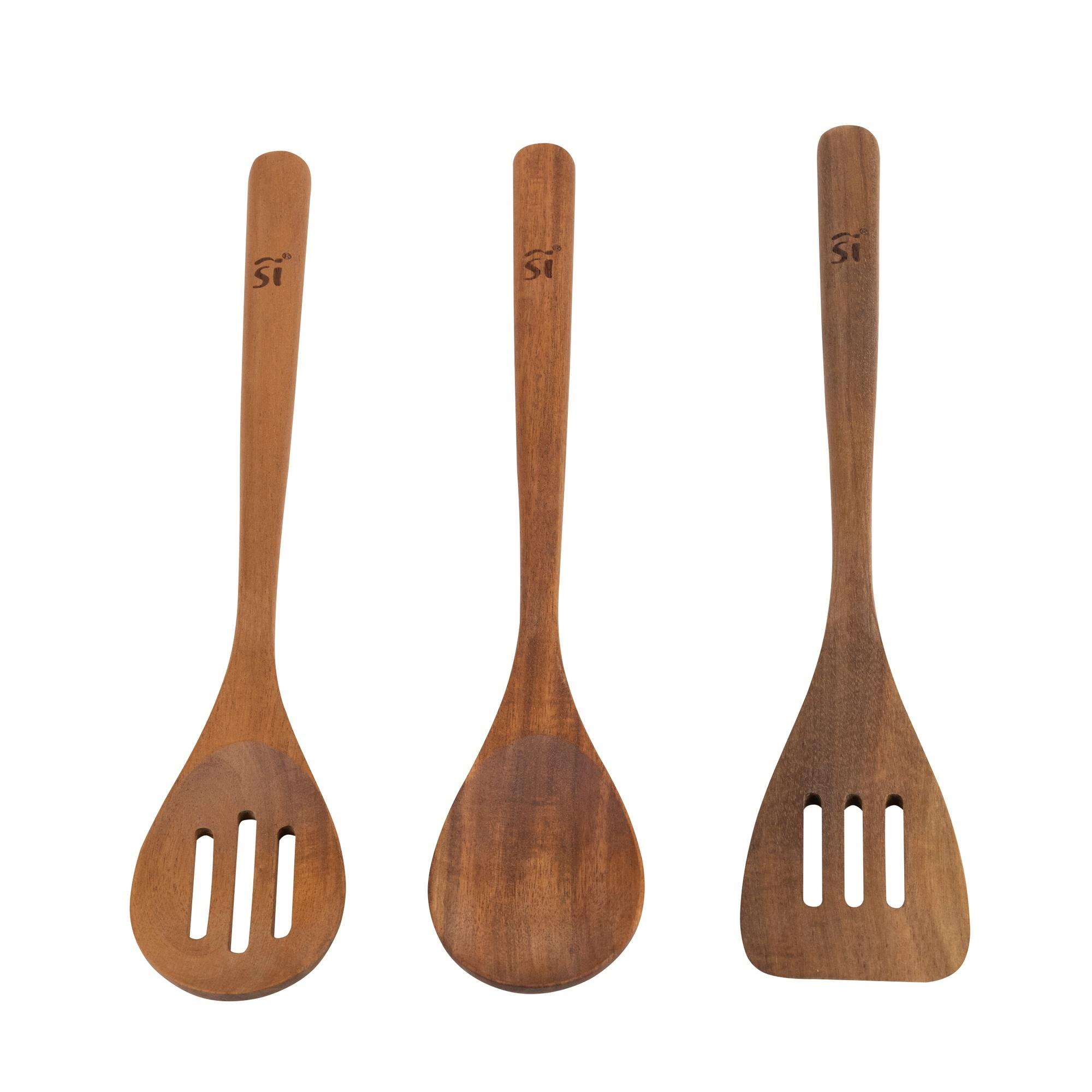 Tres utensilios de cocina de madera: una cuchara ranurada, una cuchara sólida y una espátula ranurada, todos con el mismo logo.