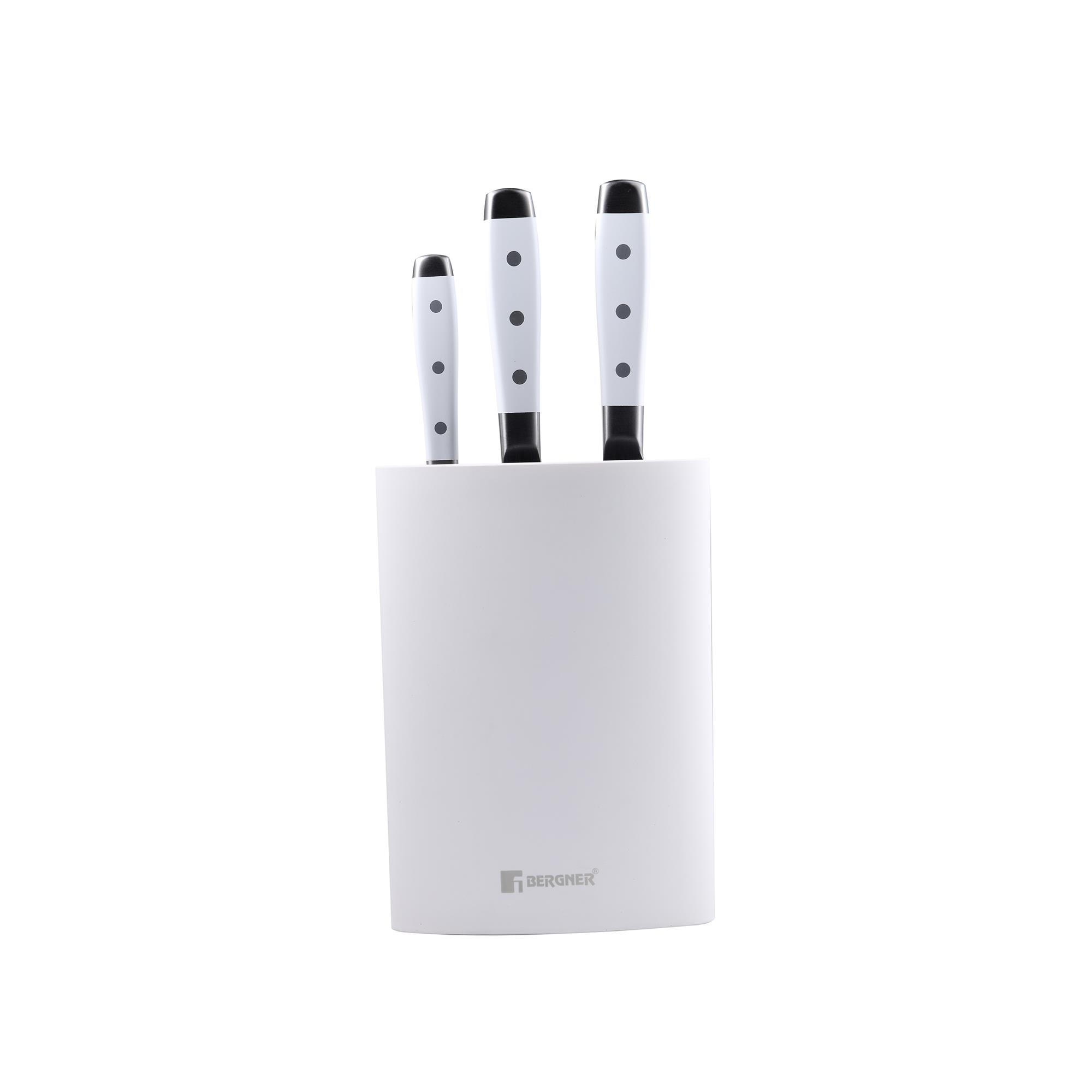 Un bloque de cuchillos blanco con tres cuchillos. Los cuchillos tienen mangos blancos con puntos negros y hojas negras. El bloque tiene un logotipo.