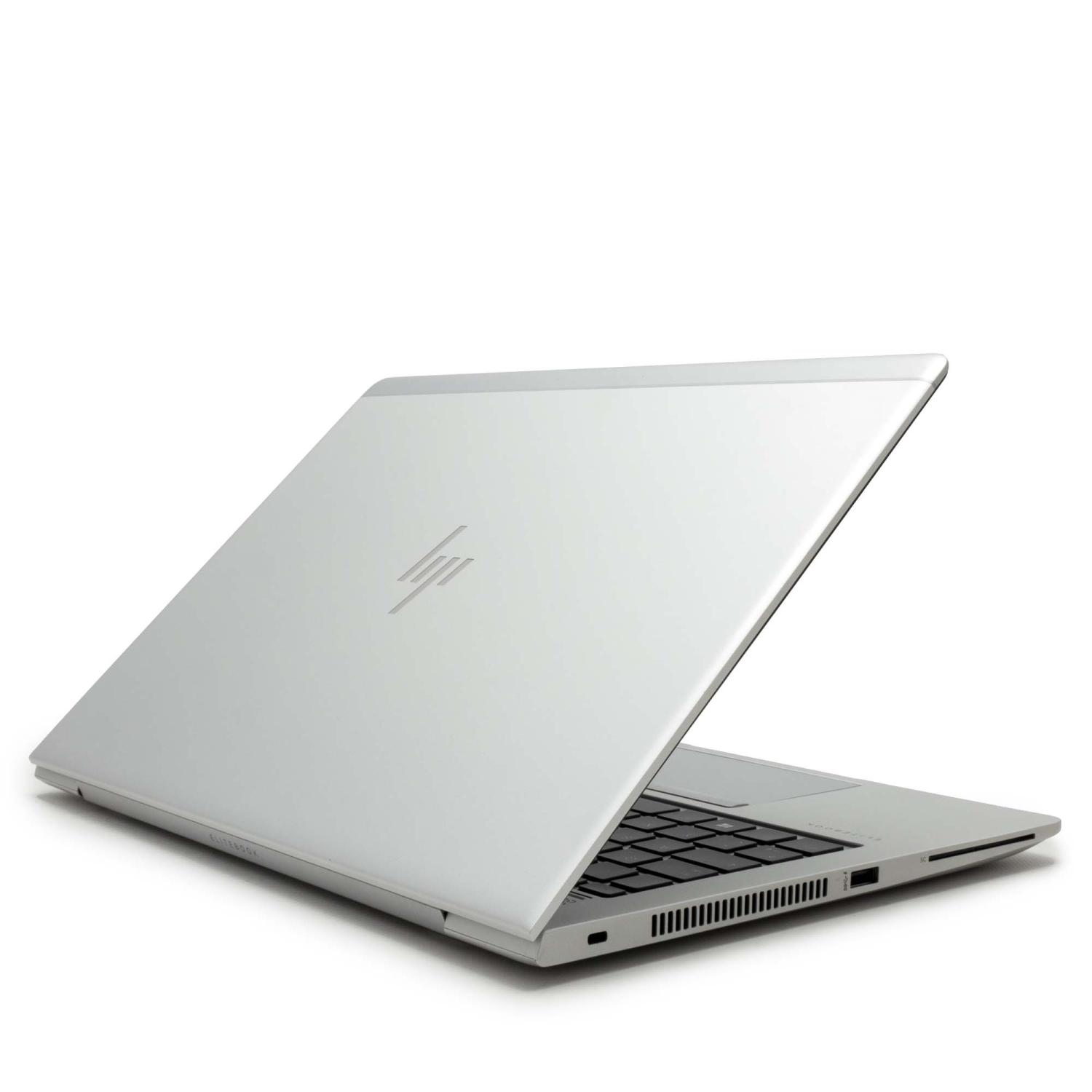 Silberner Laptop auf weißem Hintergrund. Der Bildschirm ist geöffnet und zeigt eine schwarze Tastatur und ein Trackpad.