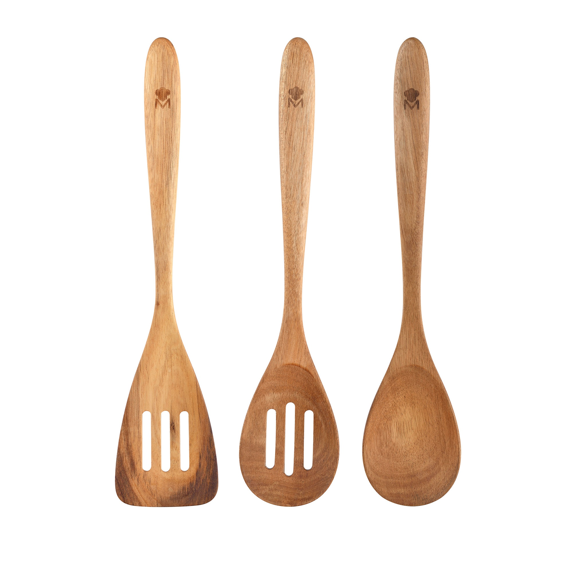 Tres cucharas de cocina de madera sobre fondo blanco. Cada una tiene un mango con un logotipo y una forma de cabeza diferente.