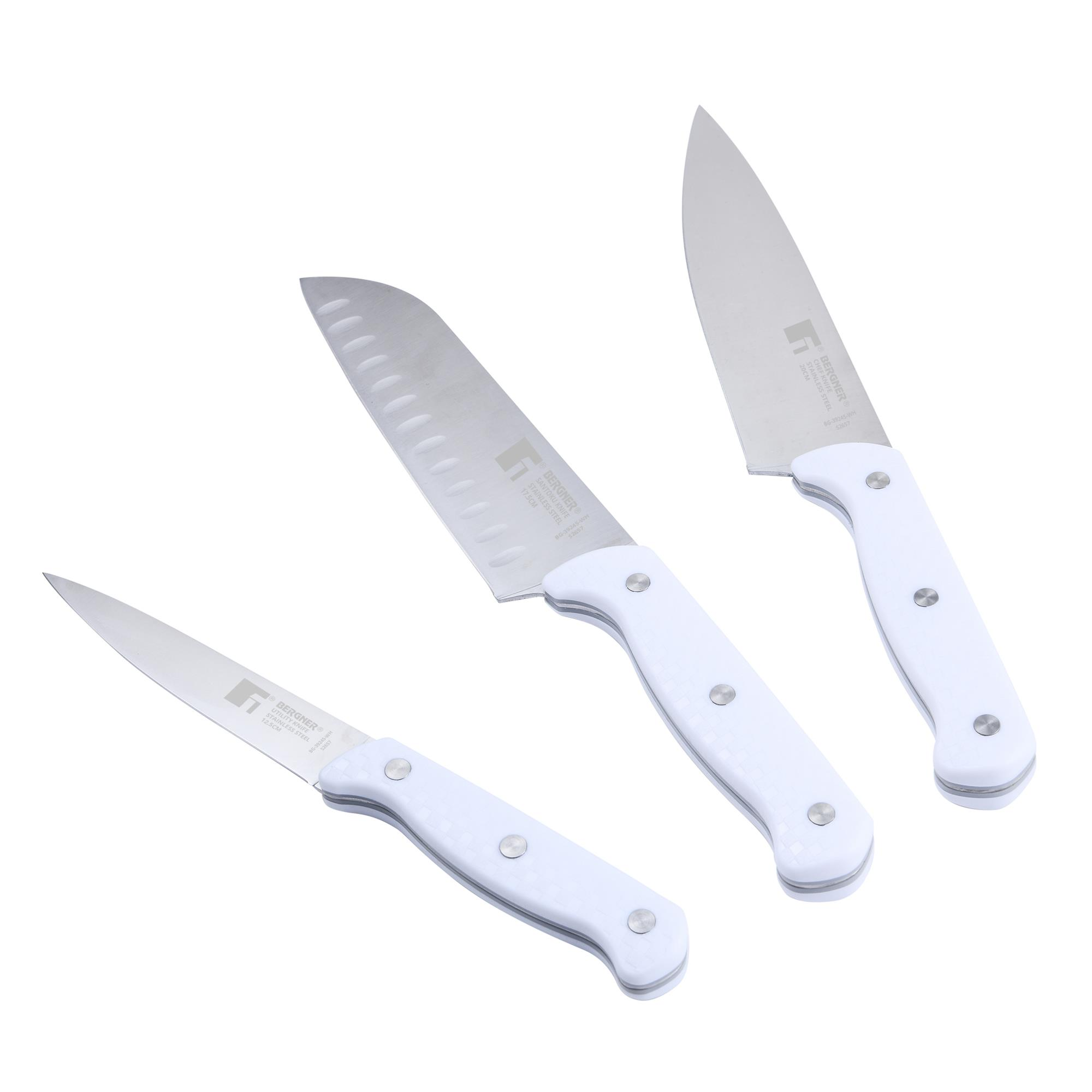 Tres cuchillos de cocina con hojas plateadas y mangos blancos. Los cuchillos están en ángulo sobre una superficie blanca.