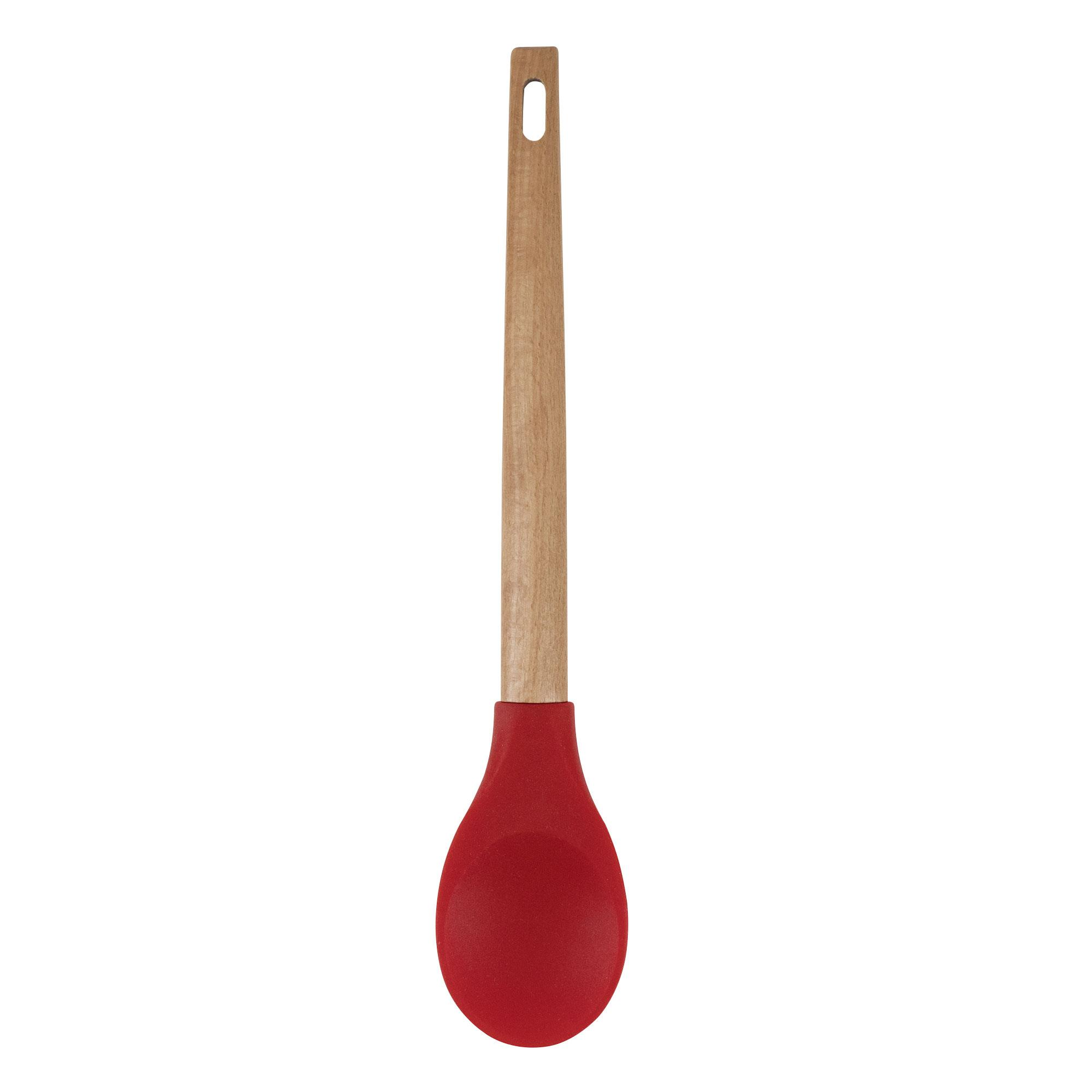 Una cuchara de silicona roja con mango de madera. La cuchara está vertical sobre fondo blanco.
