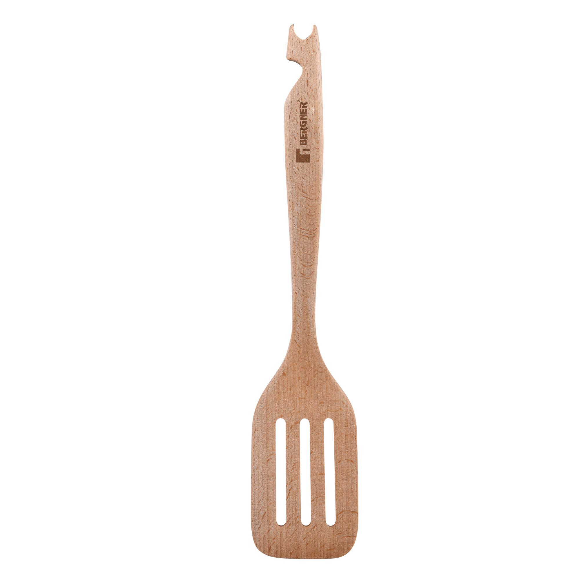 Una espátula de madera con cabeza ranurada y mango. El fondo es blanco.