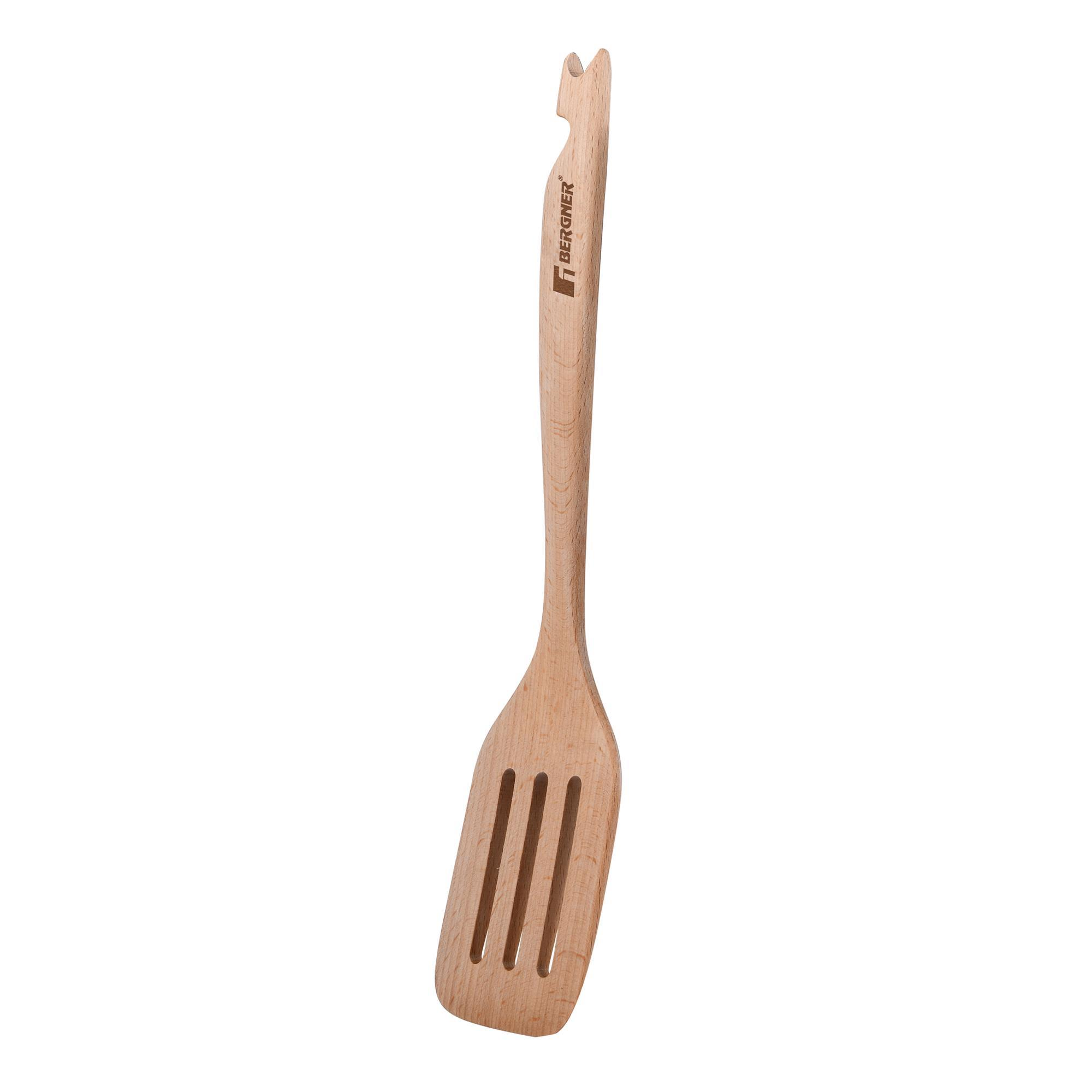 Una espátula ranurada de madera, marca BERGNER, con mango y tres ranuras, aislada sobre fondo blanco.