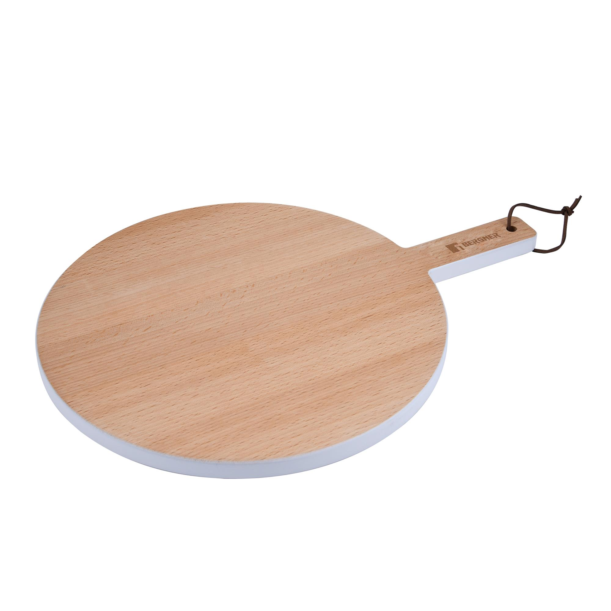 Una tabla de cortar redonda de madera con borde blanco y asa. Un lazo de cuero marrón cuelga del asa.