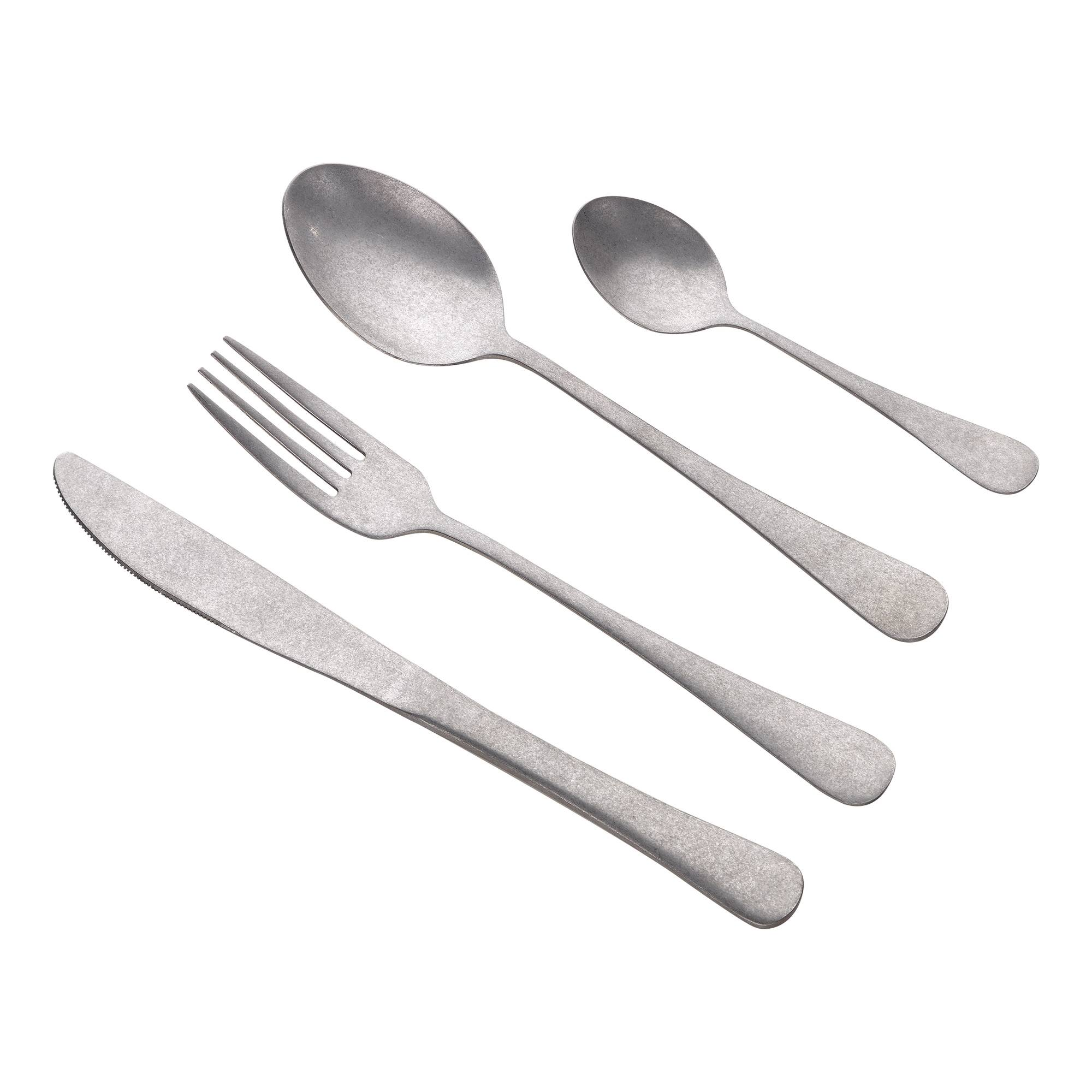 Juego de cubiertos: cuchillo, tenedor y dos cucharas. Todo plateado sobre fondo blanco.