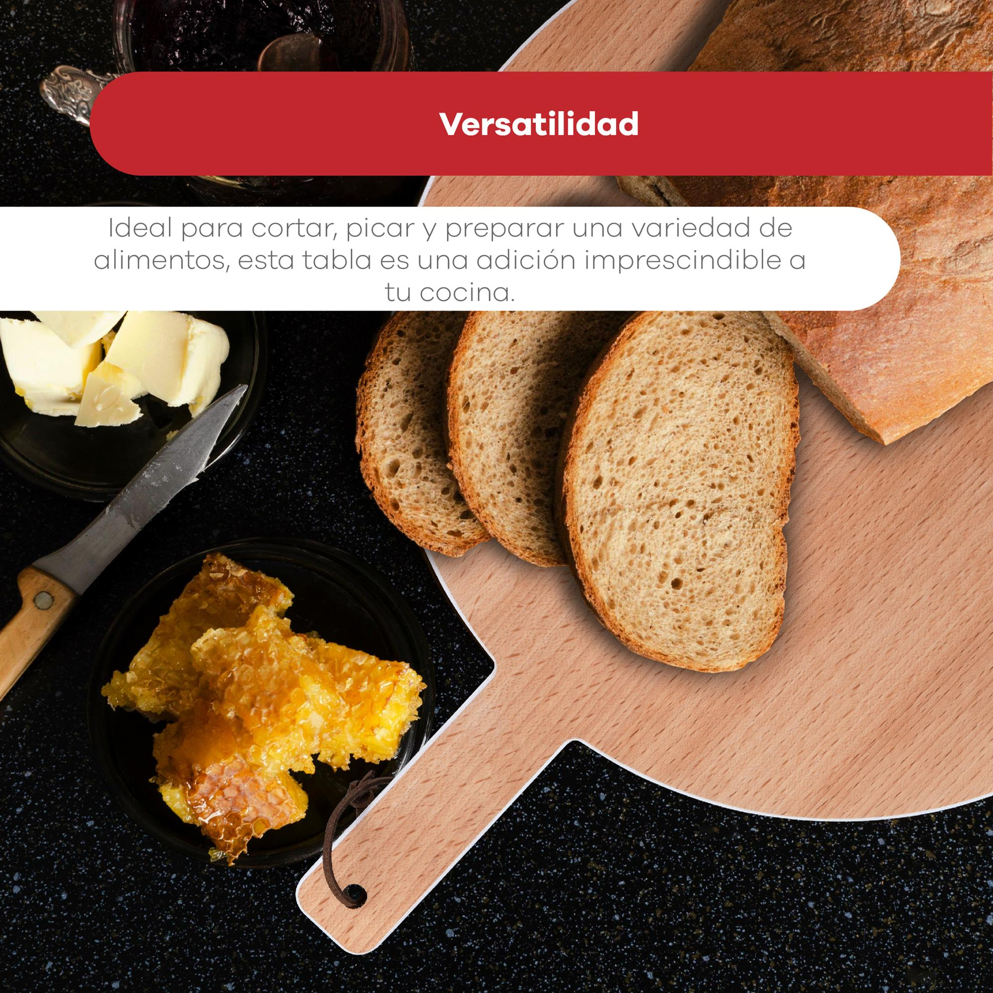 Tabla de cortar de madera con rebanadas de pan, mantequilla, miel y un cuchillo. Texto: 'Versatilidad'.