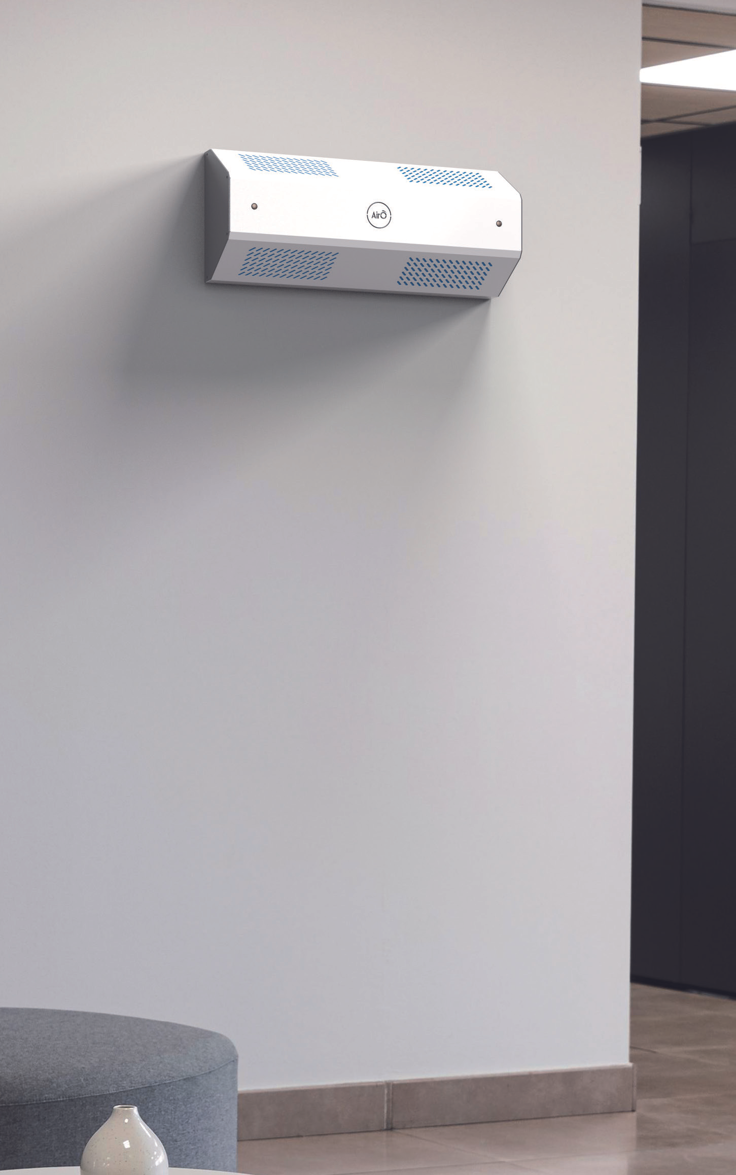 Un purificatore d'aria bianco su un muro bianco. Il purificatore ha prese d'aria blu e il logo AirO. Un sedile grigio in primo piano.