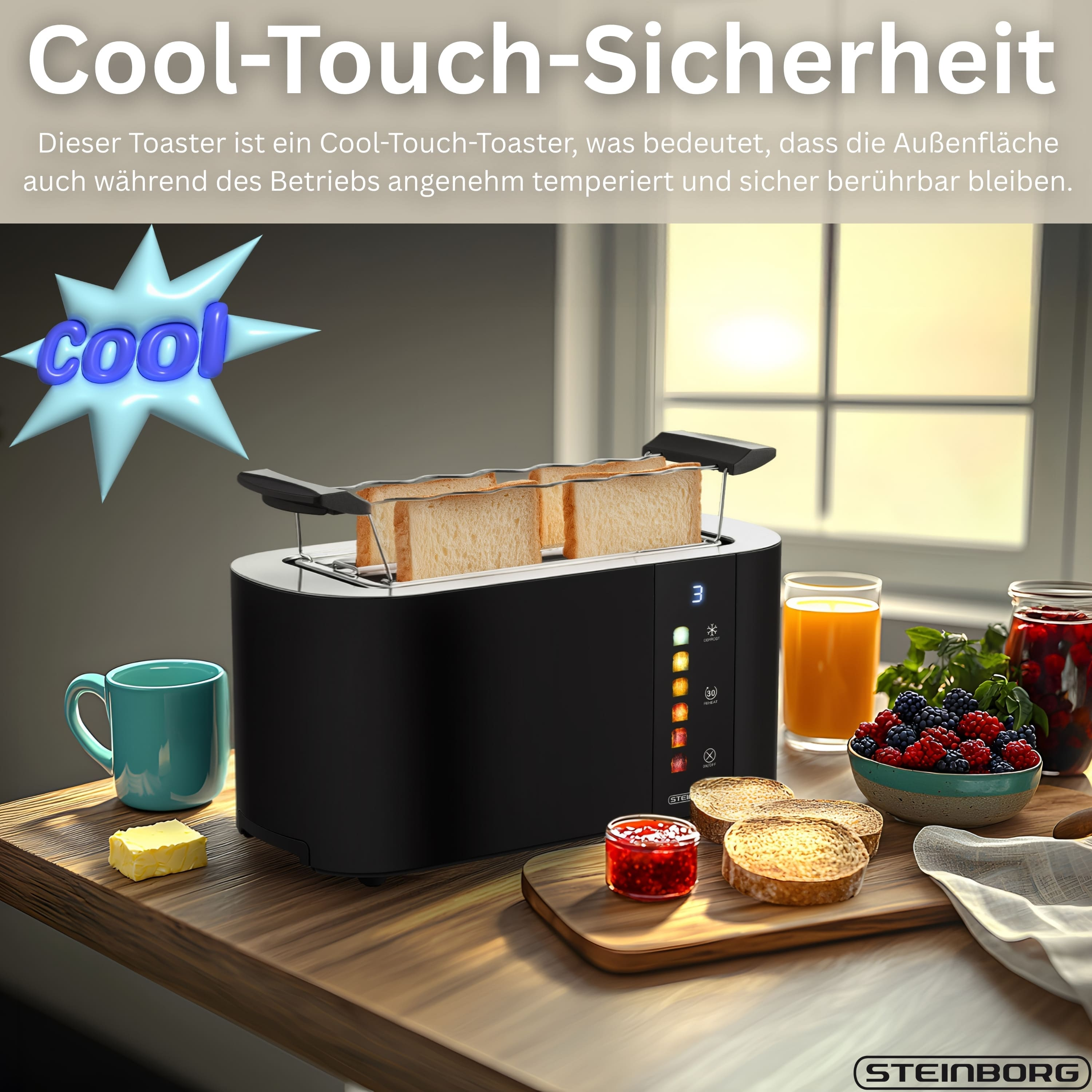 Ein schwarzer Toaster mit Brot, Toast, Saft, Beeren und Marmelade auf einem Holztisch. Eine blaue Tasse und Butter sind ebenfalls vorhanden.