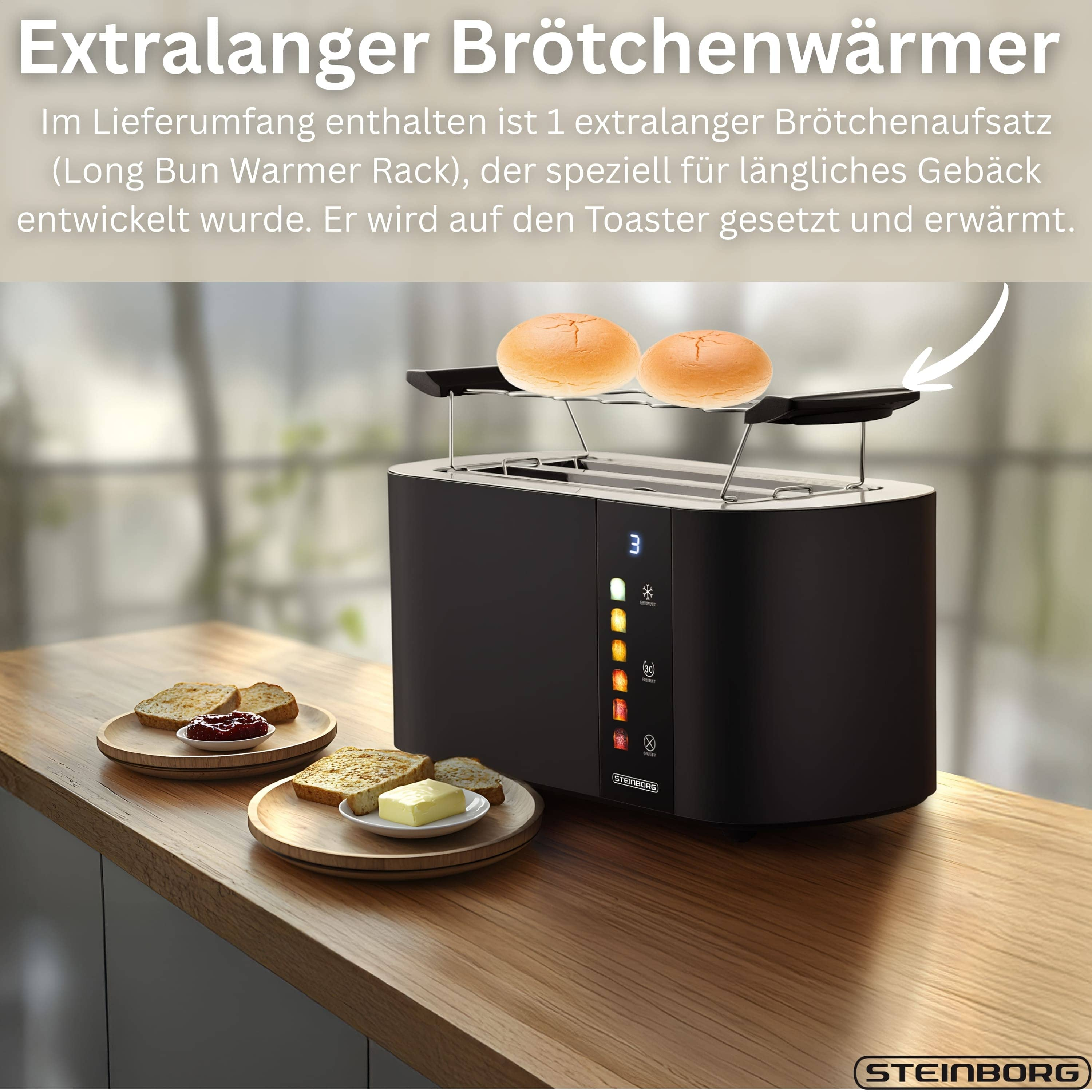 Ein schwarzer Toaster mit Brötchen obenauf und Brot auf Tellern. Der Toaster hat ein Display. Holztisch.