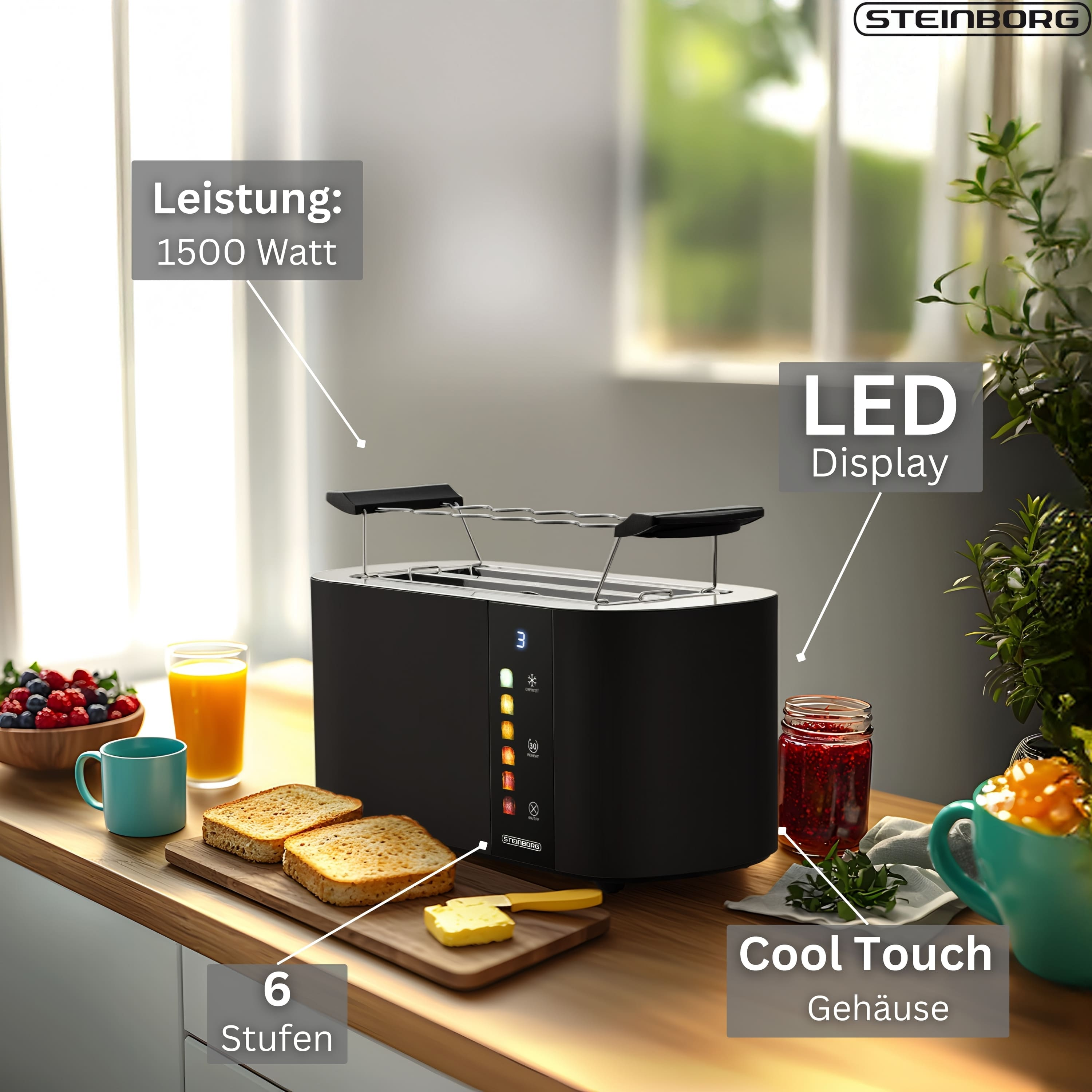 Ein schwarzer Toaster mit Toast, Butter und einem Messer. Auf dem Tisch stehen Saft, Beeren und eine Tasse.