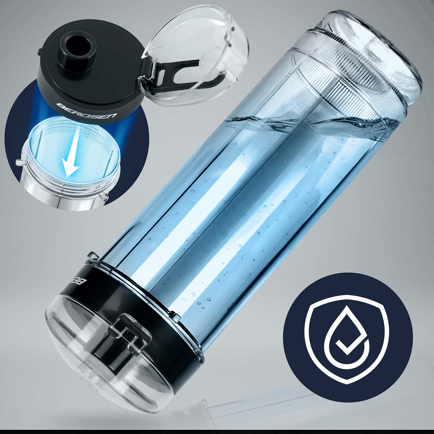 Przezroczysta butelka na wodę z niebieskim płynem w środku. Ma czarną zakrętkę i logo kropli wody. Wstawka pokazuje otwartą zakrętkę.