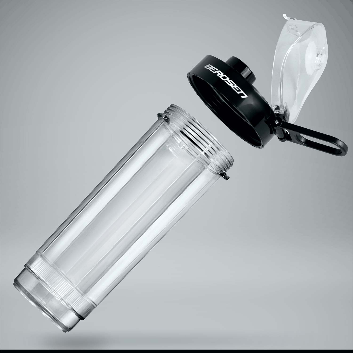 Przezroczysta plastikowa butelka na wodę jest otwarta, z czarną zakrętką i pokrywką oddzielnie. Widoczna jest nazwa marki BEROSEN.