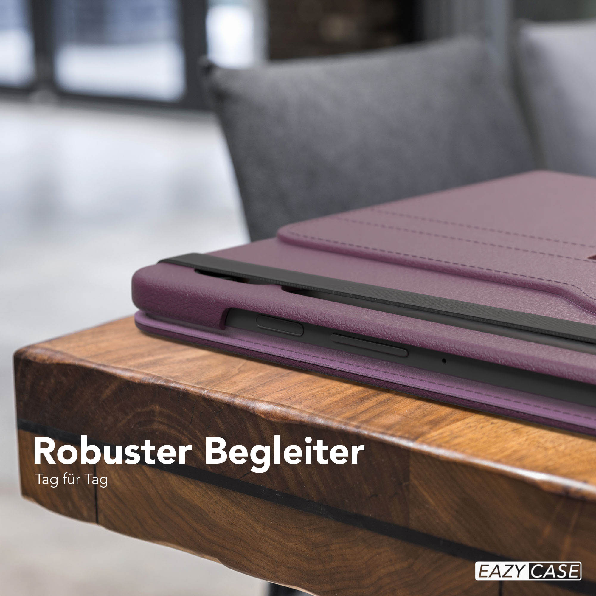 Eine lila Tablethülle liegt auf einem Holztisch. Der Text 'Robuster Begleiter' ist sichtbar.