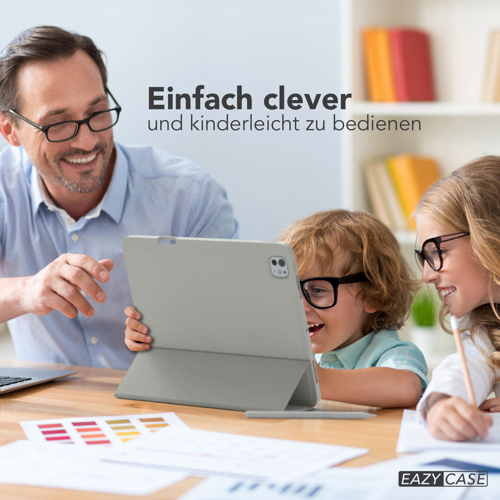 Ein Mann und zwei Kinder schauen auf ein Tablet. Die Kinder tragen Brillen. Text sagt 'Einfach zu bedienen'.