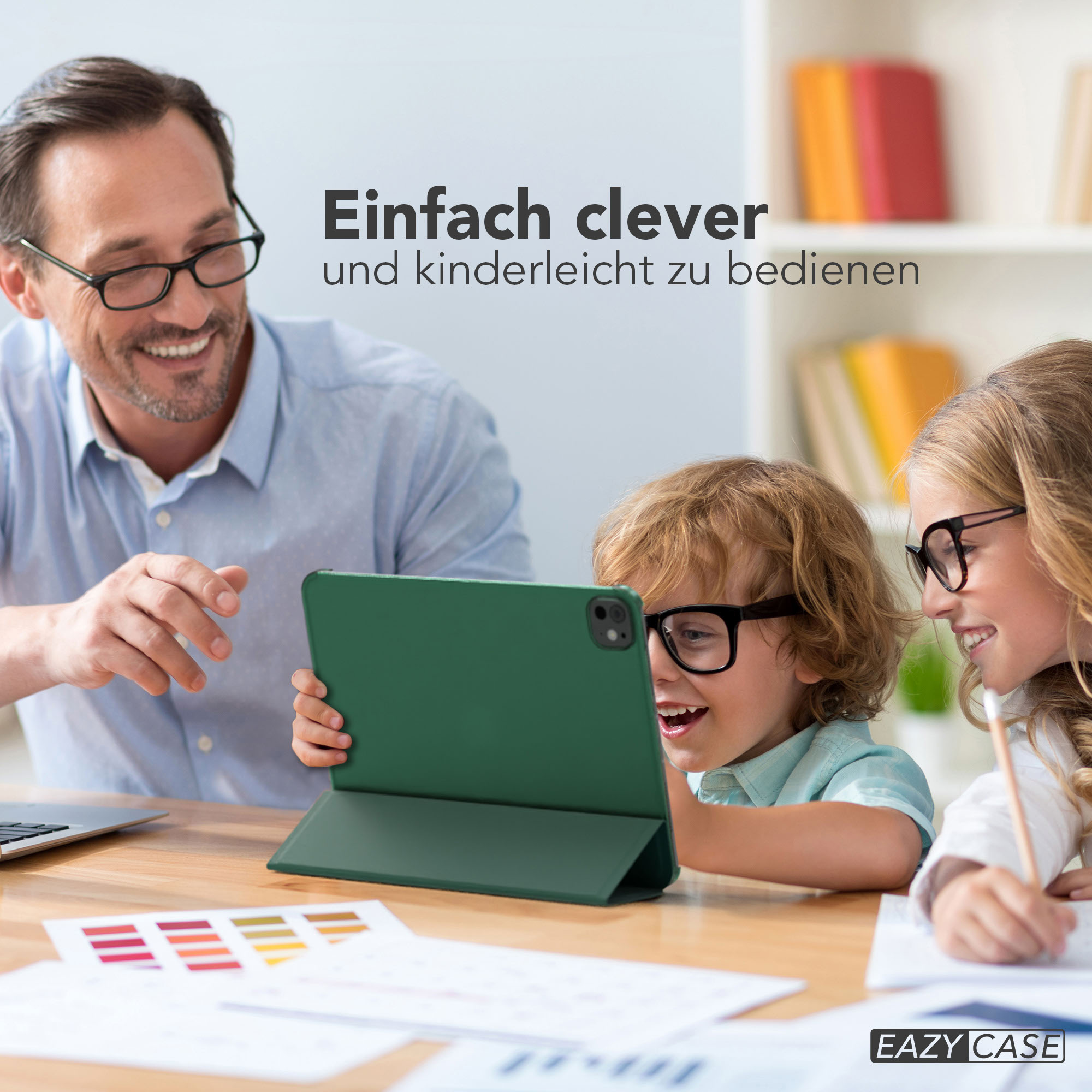 Ein Mann und zwei Kinder schauen sich ein Tablet an. Das Tablet ist grün. Sie alle tragen Brillen und lächeln.
