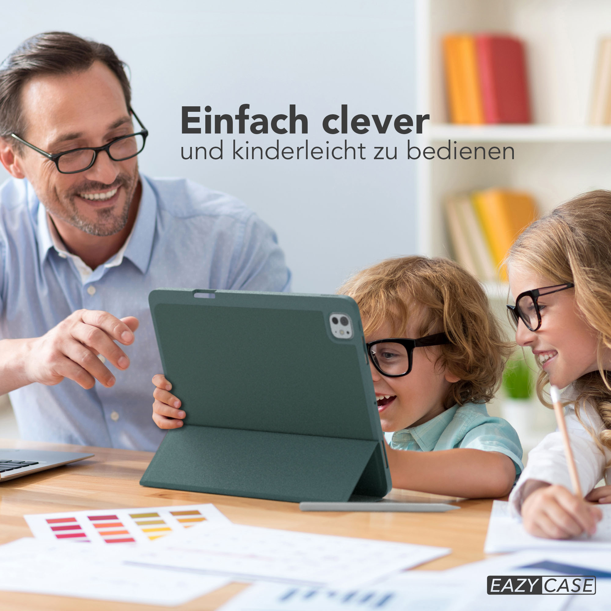 Ein Mann und zwei Kinder schauen auf ein Tablet. Die Kinder tragen Brillen und lächeln. Eine grüne Tablet-Hülle ist sichtbar.