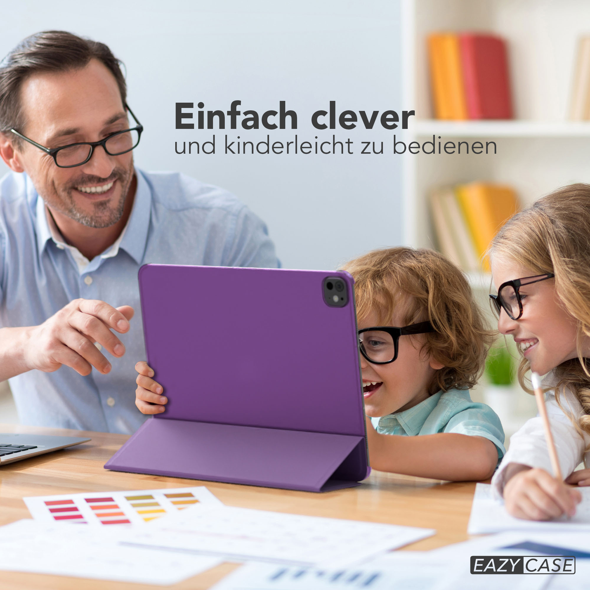Ein Mann und zwei Kinder sehen sich ein lila Tablet an. Sie tragen Brillen. Das Logo 'EAZY CASE' befindet sich unten rechts.