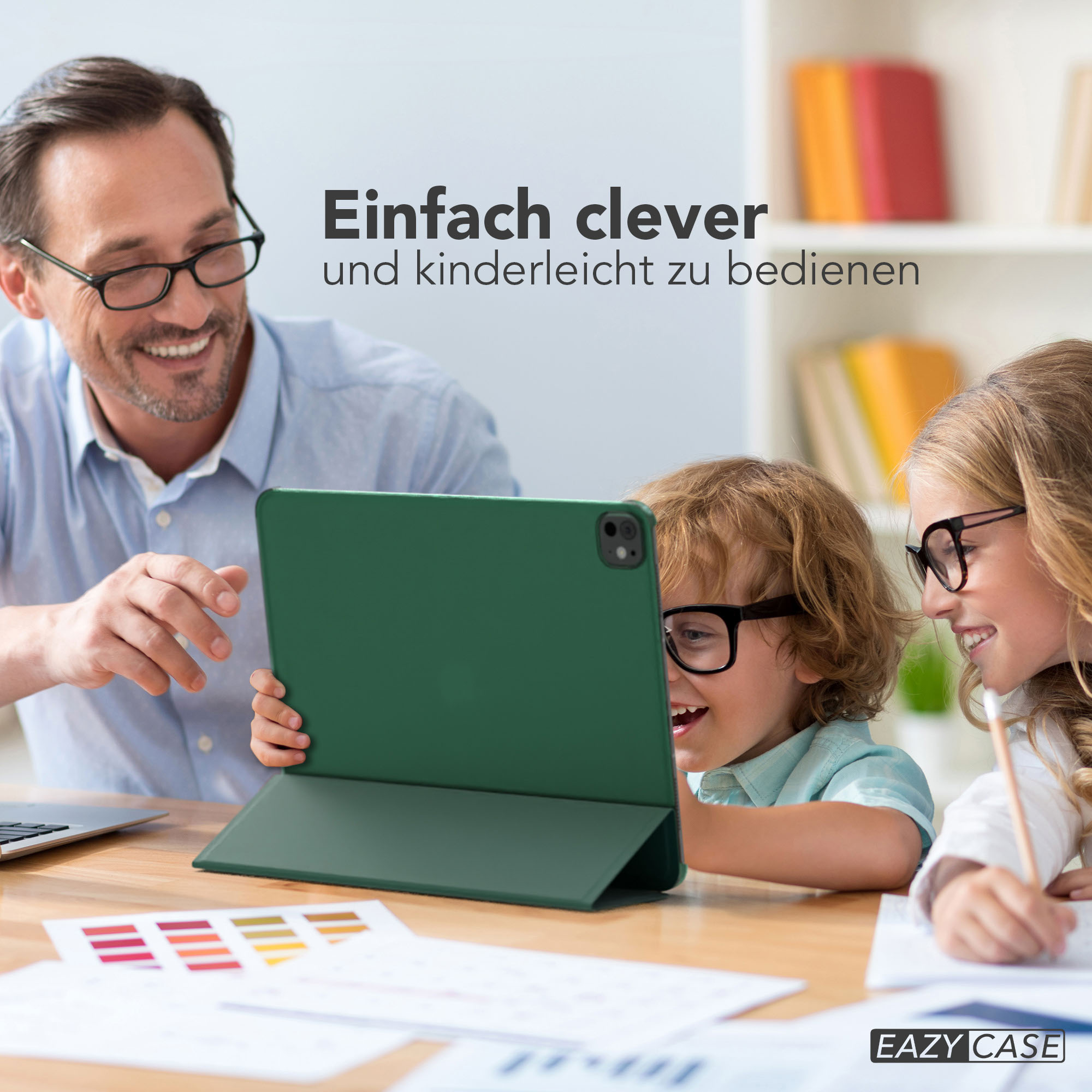 Ein Mann und zwei Kinder schauen auf ein Tablet. Das Tablet ist grün. Sie alle tragen Brillen und lächeln.