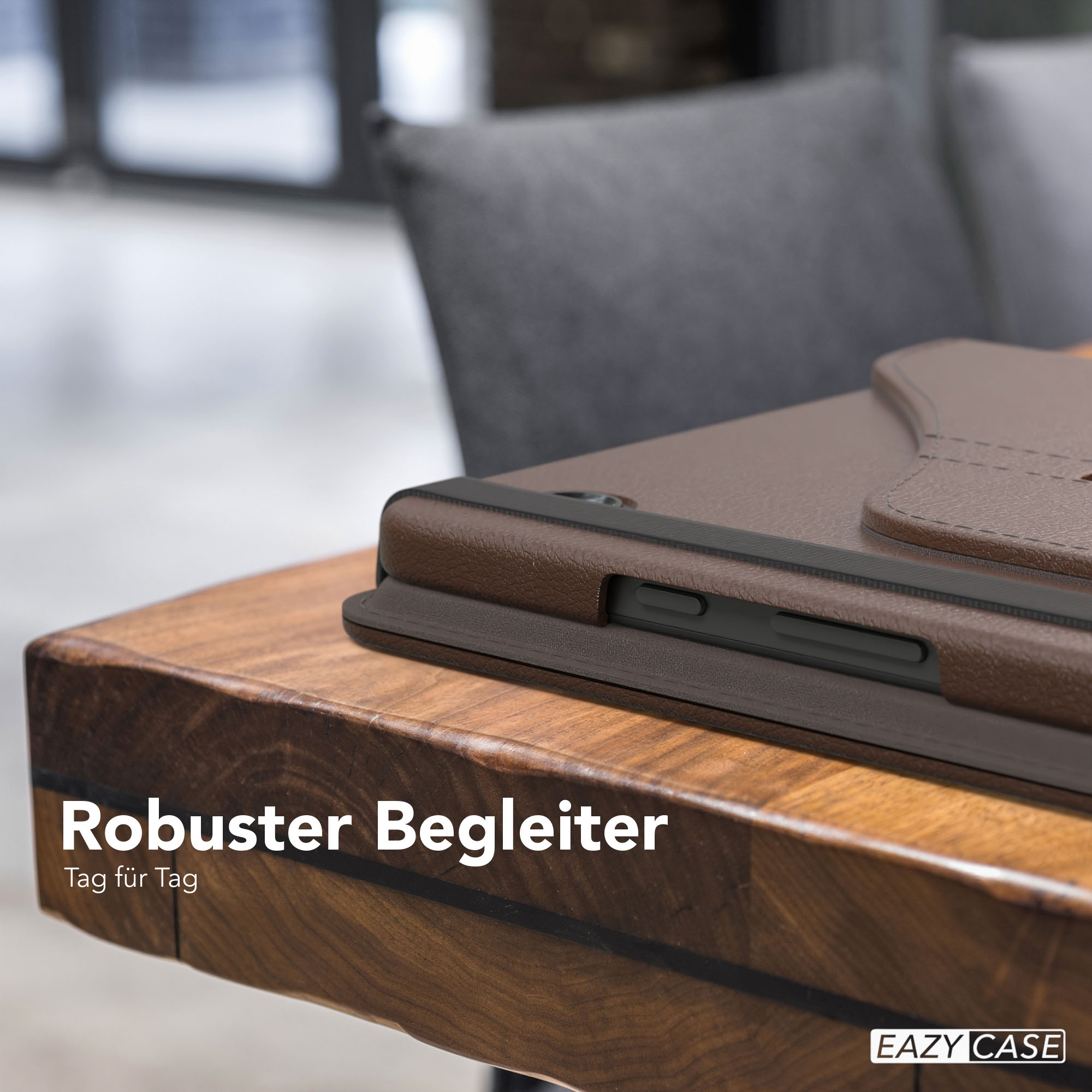 Eine braune Leder-Handyhülle auf einem Holztisch. Der Hintergrund zeigt einen Stuhl und einen verschwommenen Hintergrund.