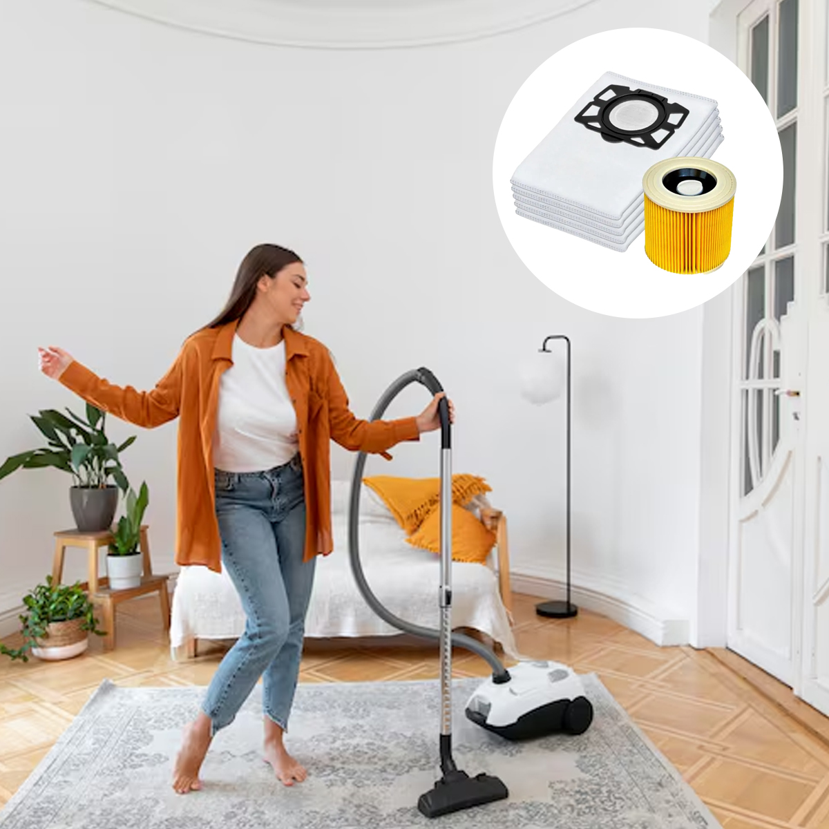 Frau mit Staubsauger in einem Wohnzimmer. Einsatz: Staubsaugerbeutel und Filter. Raum enthält Teppich, Couch, Pflanzen und Lampe.