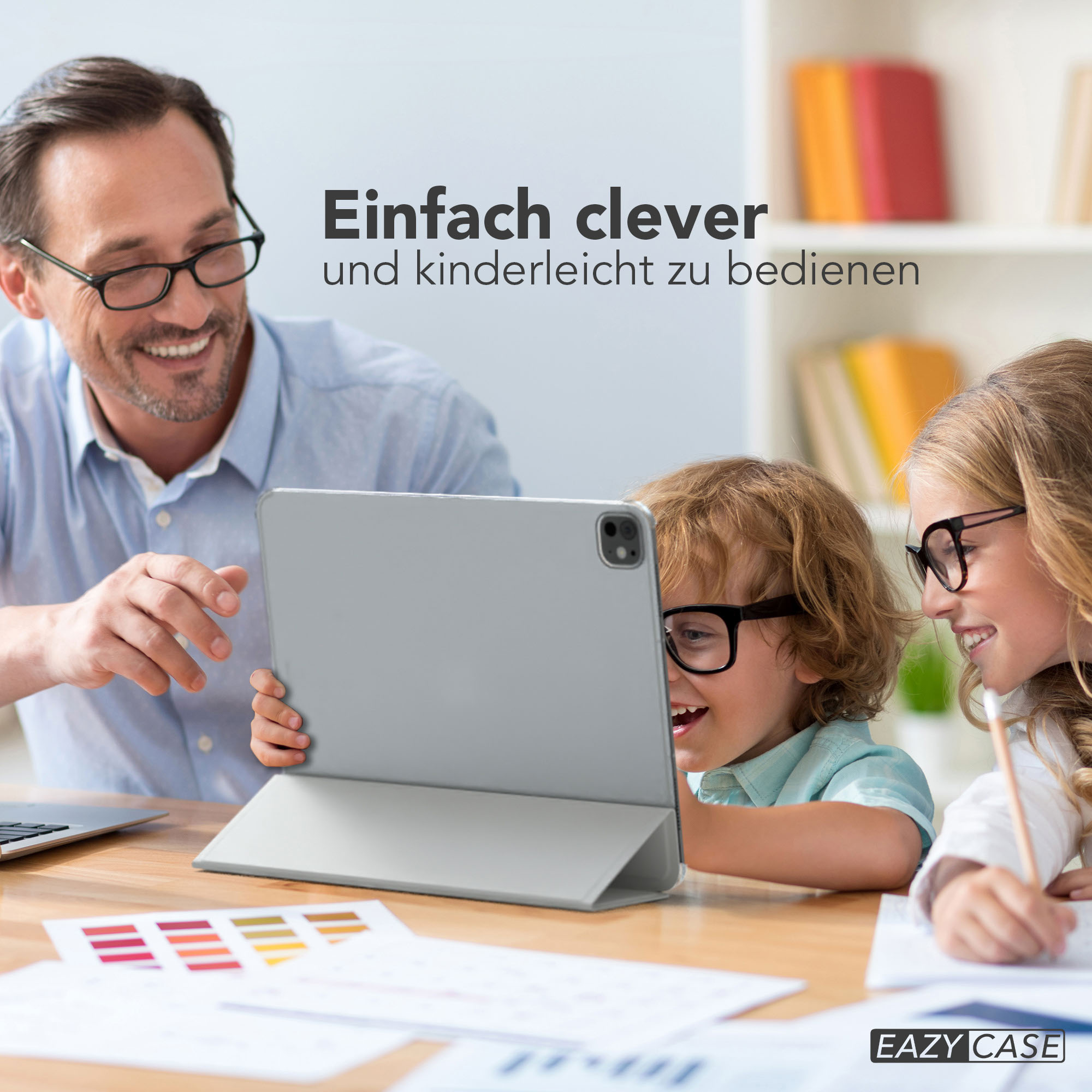 Ein Mann und zwei Kinder mit Brille betrachten ein Tablet. Text sagt 'Einfach clever'. Im Vordergrund ein Holztisch.