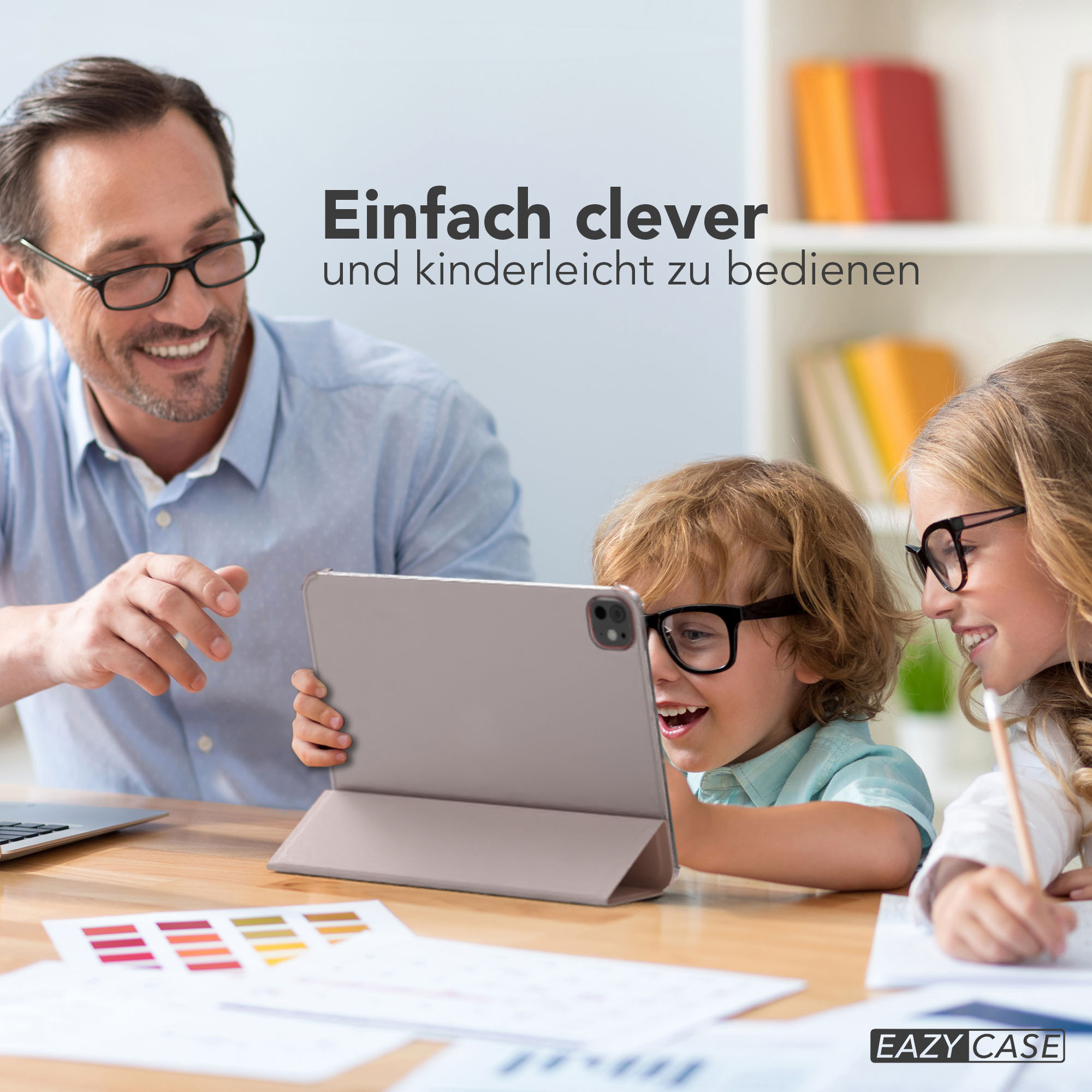 Ein Mann und zwei Kinder mit Brille schauen auf ein Tablet. Der Text oben lautet 'Easy Clever'.