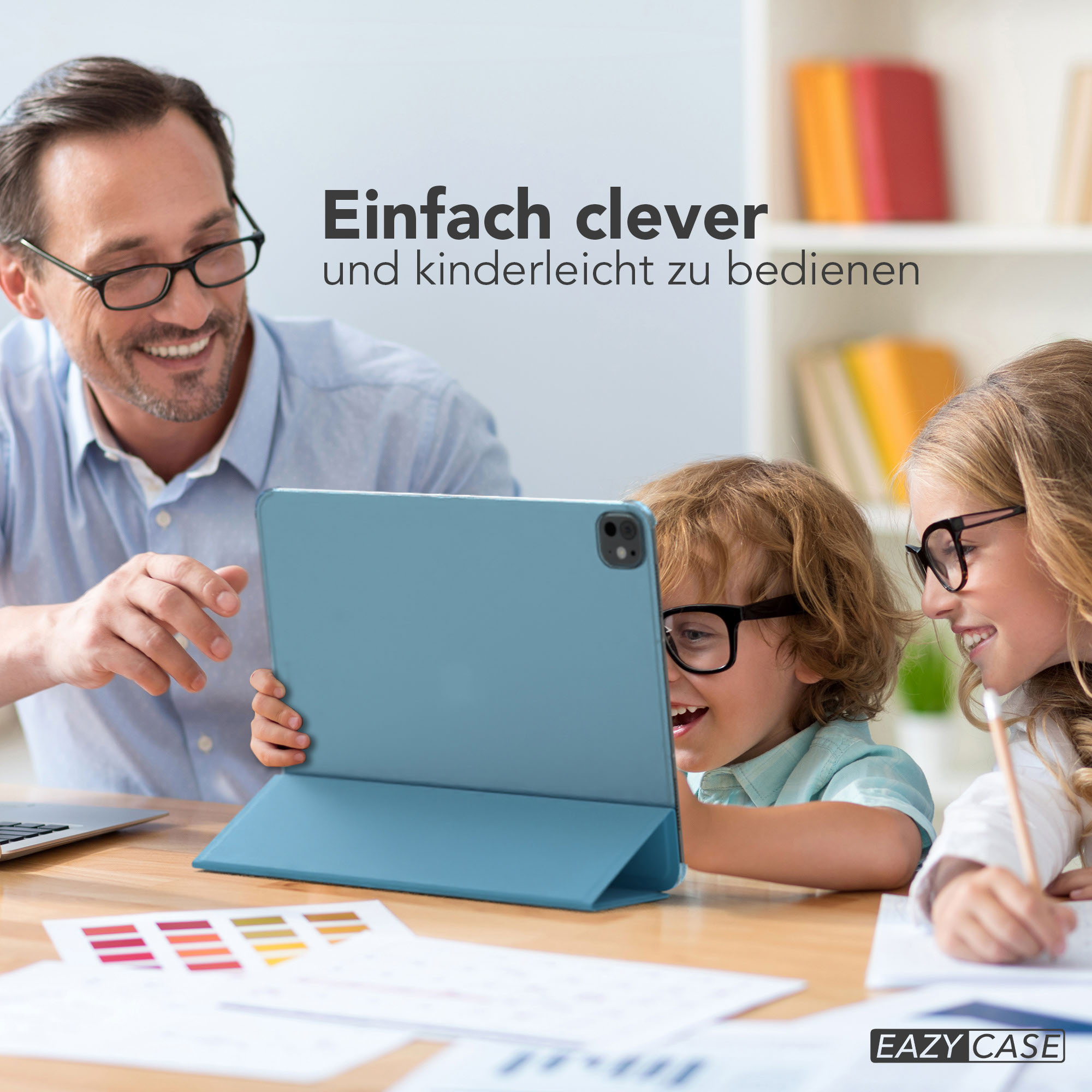 Ein Mann und zwei Kinder schauen auf ein Tablet. Das Tablet ist blau. Sie alle lächeln und tragen Brillen.