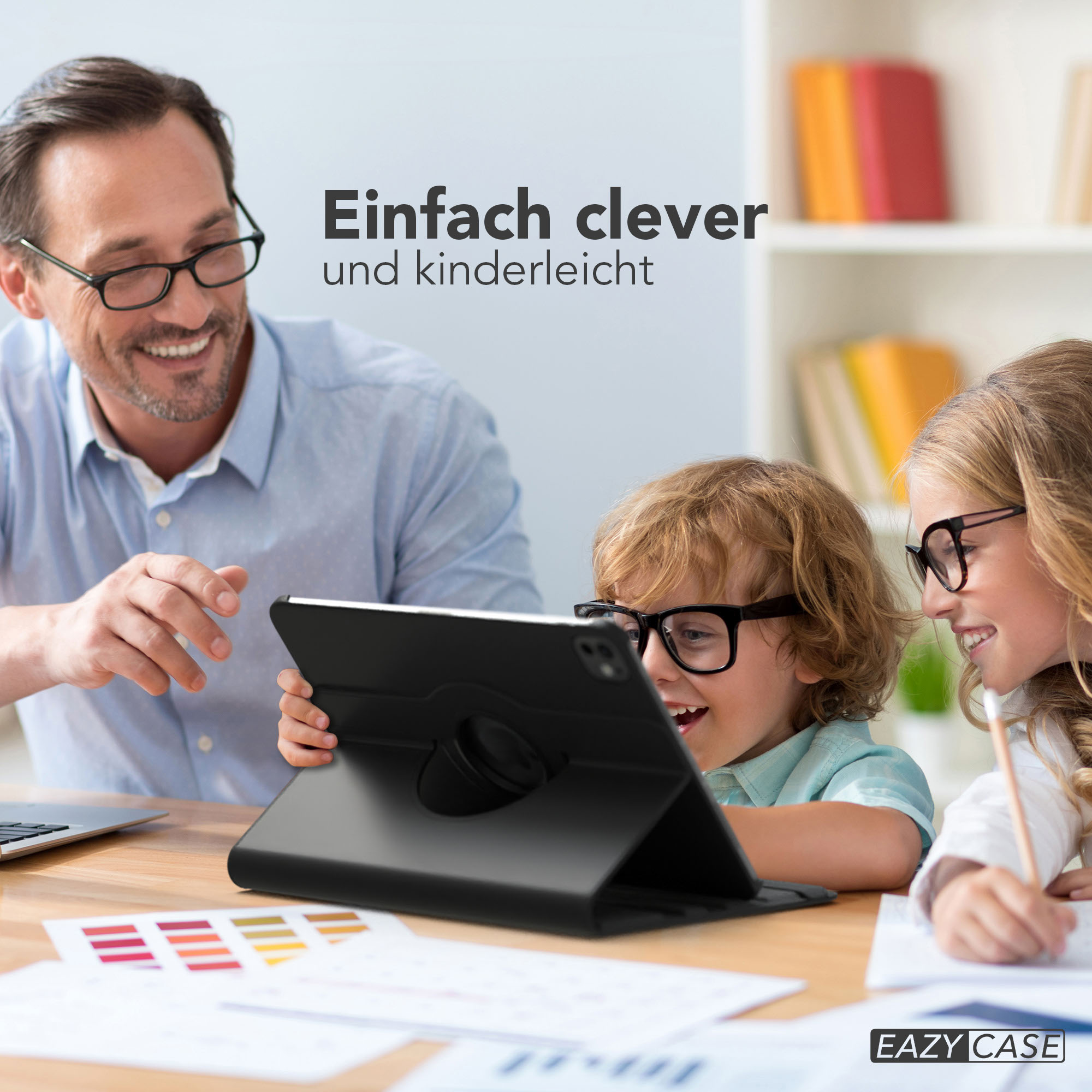 Ein Mann und zwei Kinder schauen auf ein Tablet. Die Kinder tragen Brillen. Die Szene ist hell und freundlich.