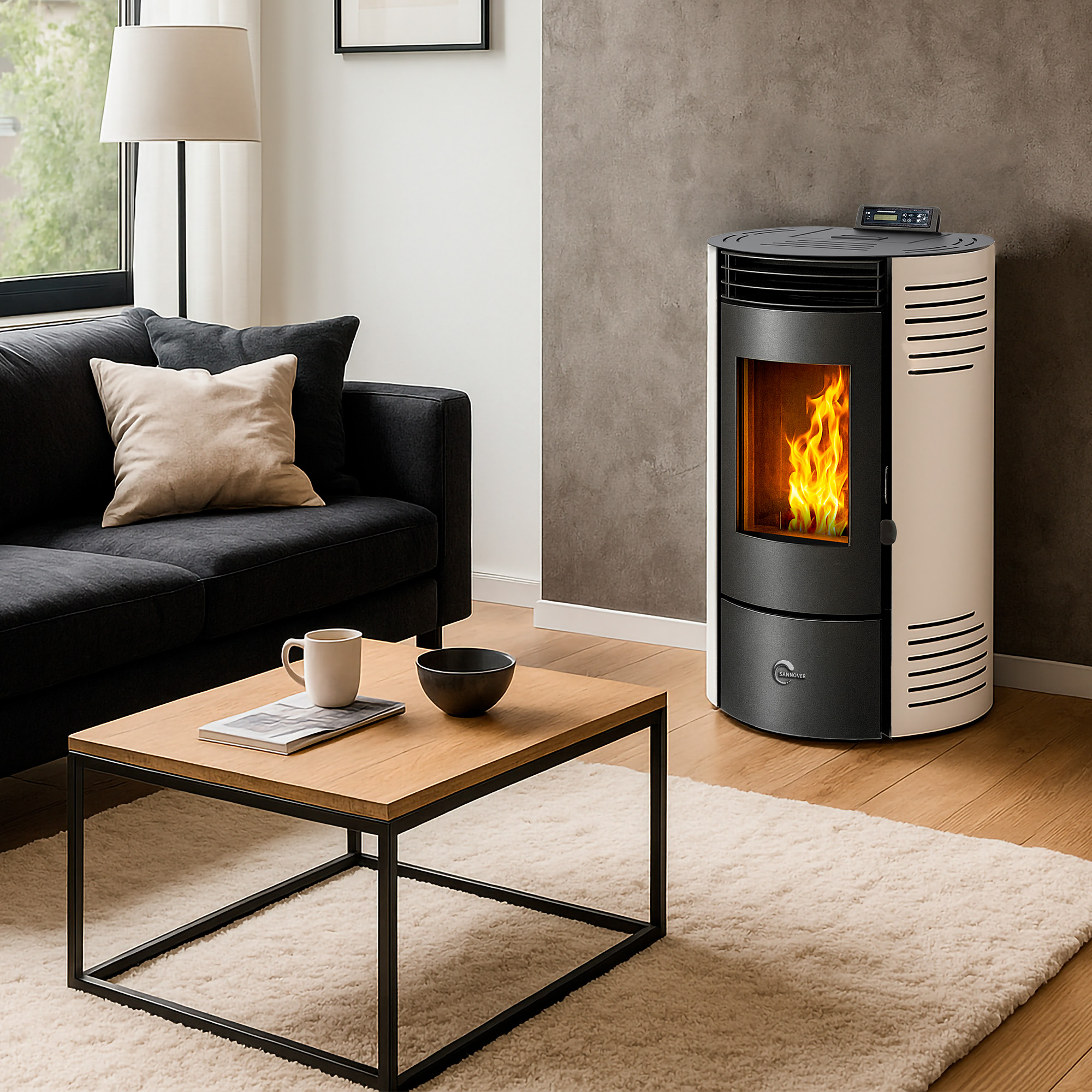 Ein Wohnzimmer mit schwarzem Sofa, Holztisch, Teppich und einem Pelletofen mit Flammen.