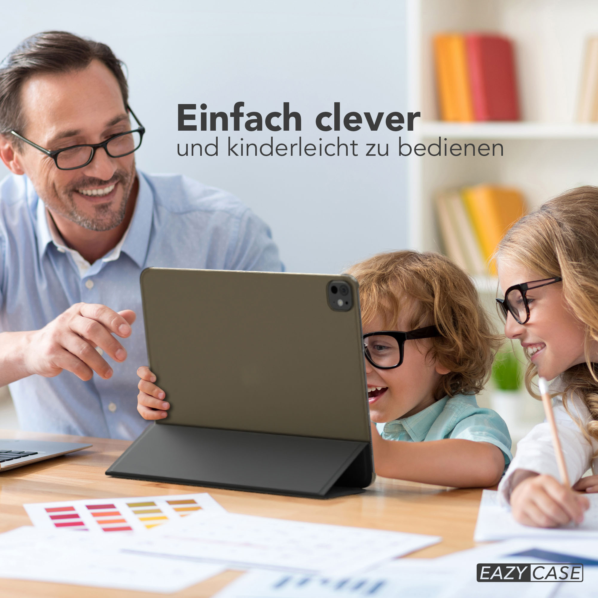 Ein Mann und zwei Kinder betrachten ein Tablet. Das Tablet liegt auf einem Tisch. Alle lächeln. Text: 'Eazy Case'.