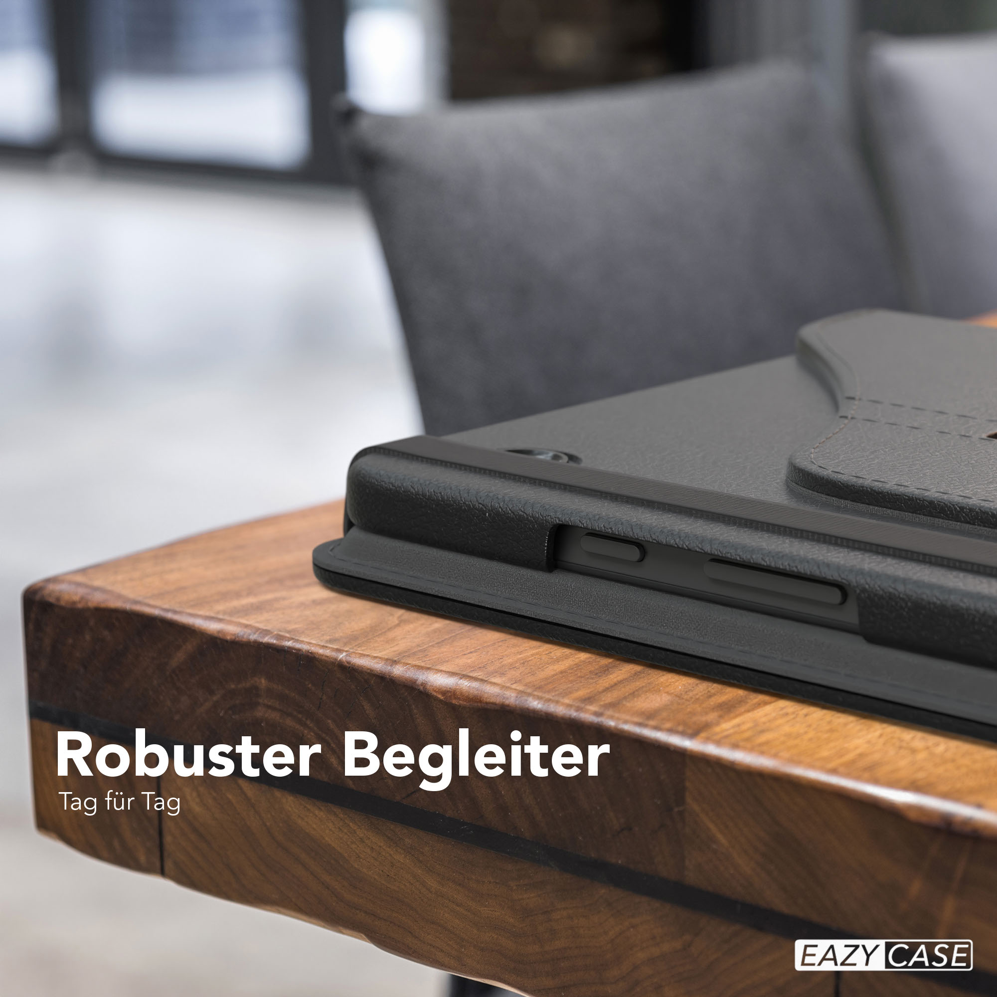 Schwarze Tablet-Hülle auf einem Holztisch. Text: 'Robuster Begleiter', Logo 'Eazy Case'.