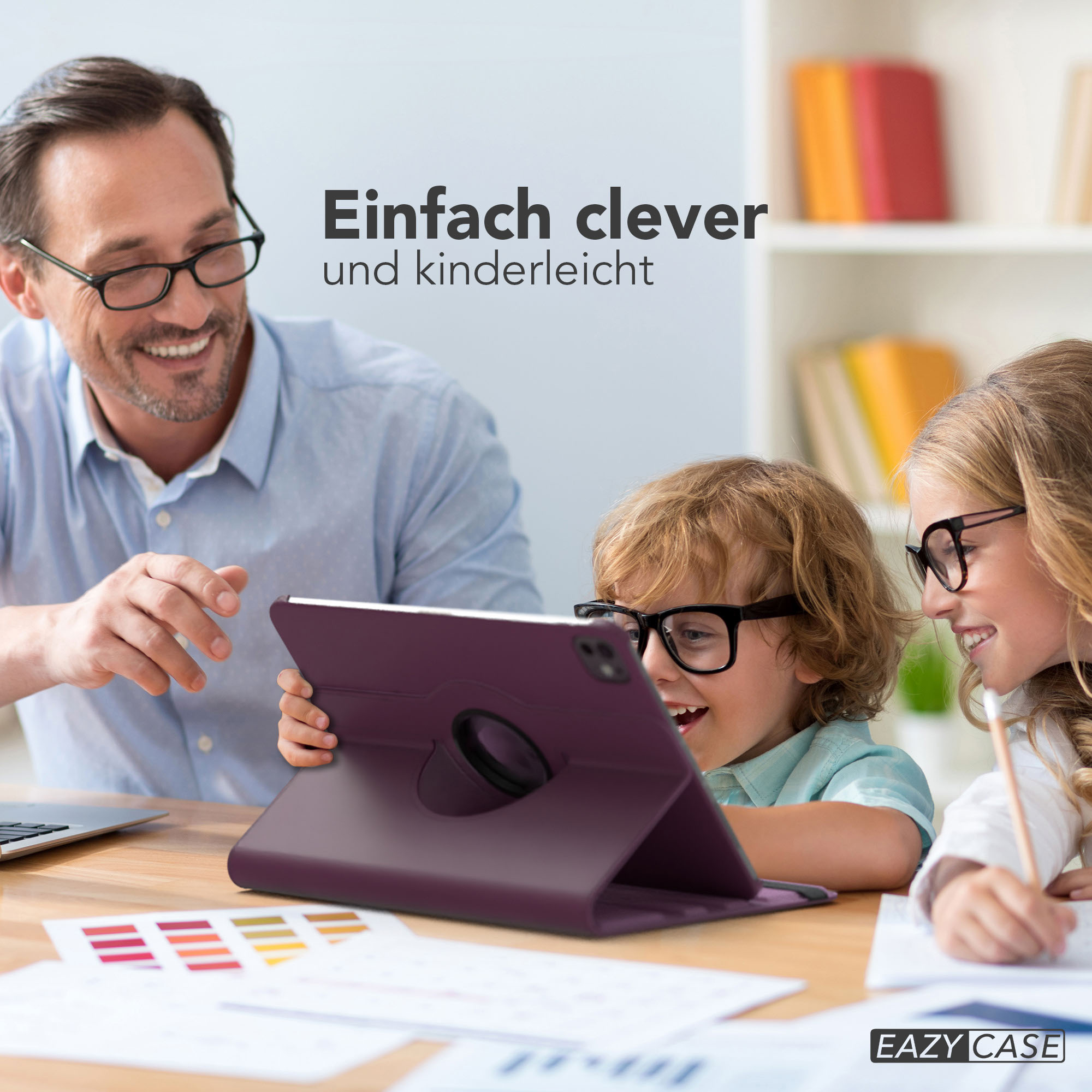 Ein Mann und zwei Kinder schauen sich ein Tablet an. Das Tablet ist lila. Die Kinder tragen Brillen.