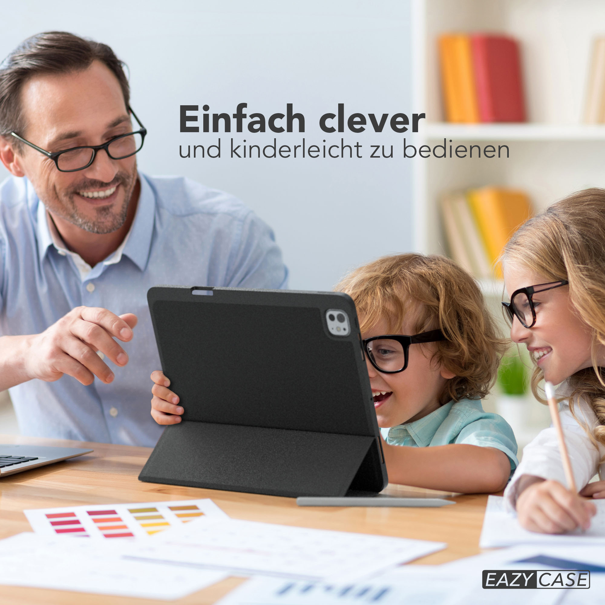 Ein Mann und zwei Kinder betrachten ein Tablet. Die Kinder tragen Brillen und lächeln. Oben steht: einfach zu bedienen.