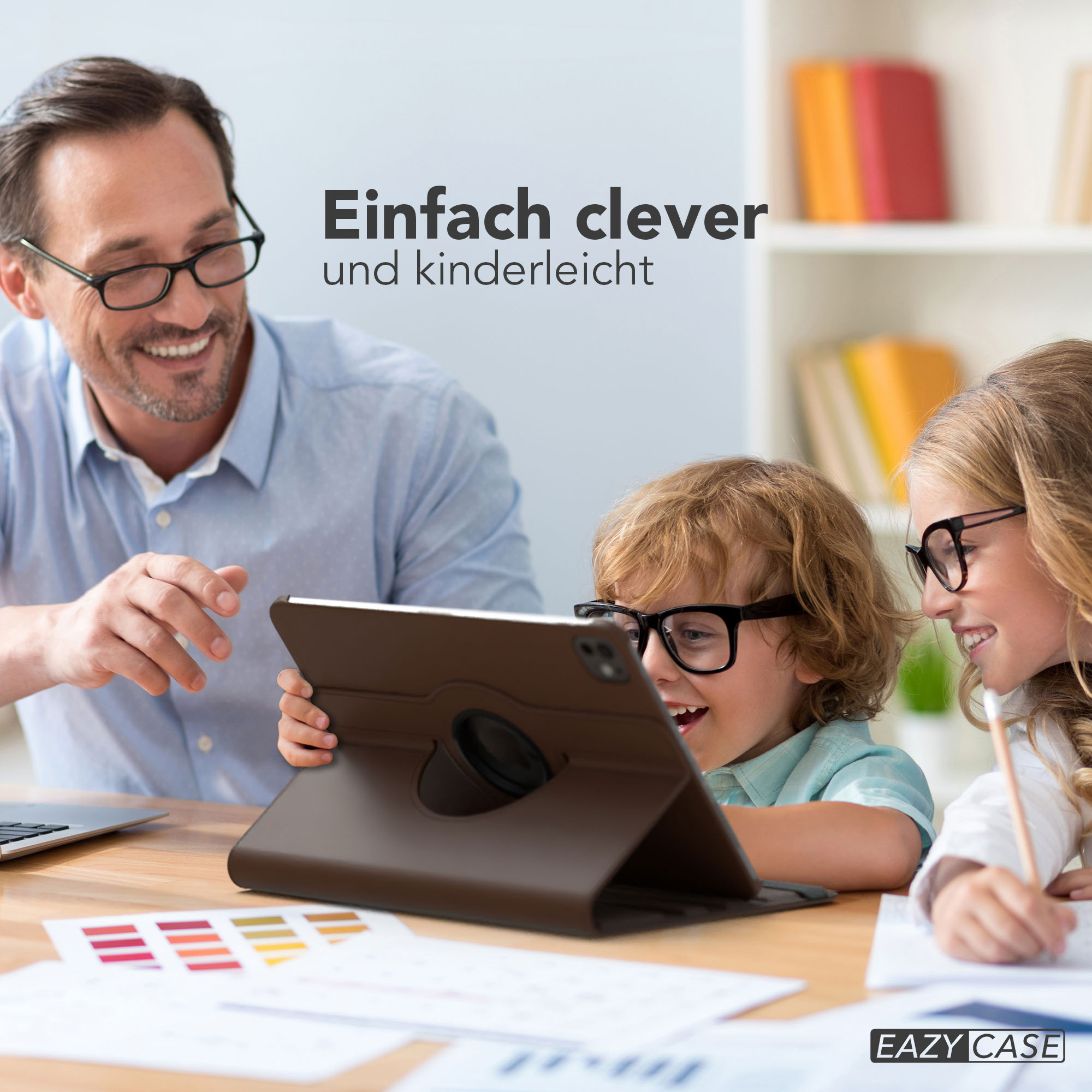 Ein Mann und zwei Kinder mit Brille betrachten ein Tablet. Die Kinder lächeln. Die Szene spielt drinnen.