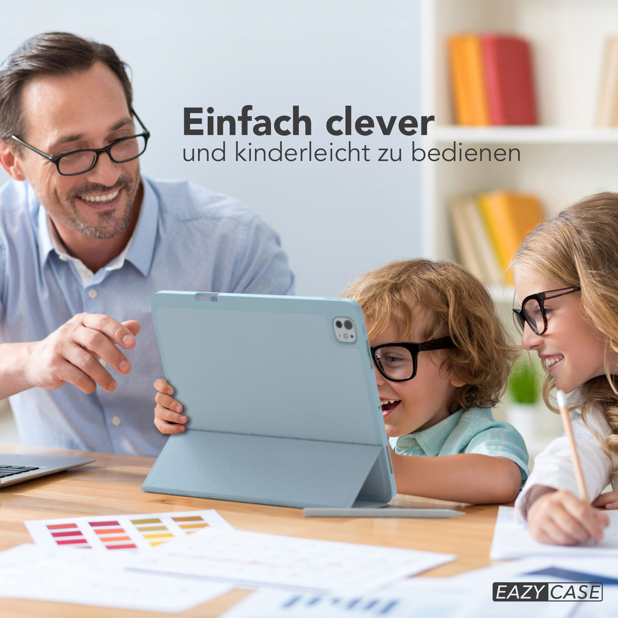 Ein Mann und zwei Kinder schauen auf ein Tablet. Alle tragen Brillen. Die Kinder sind aufgeregt. Text: 'Eazy Case'.