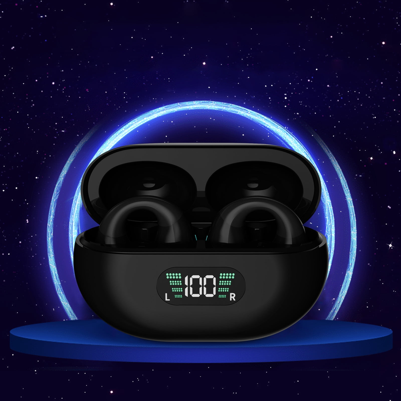 Schwarze kabellose Ohrhörer mit Hülle. Anzeige zeigt 100 %. Auf einem blauen Podest, mit Sternenhimmel und blauem Ring.