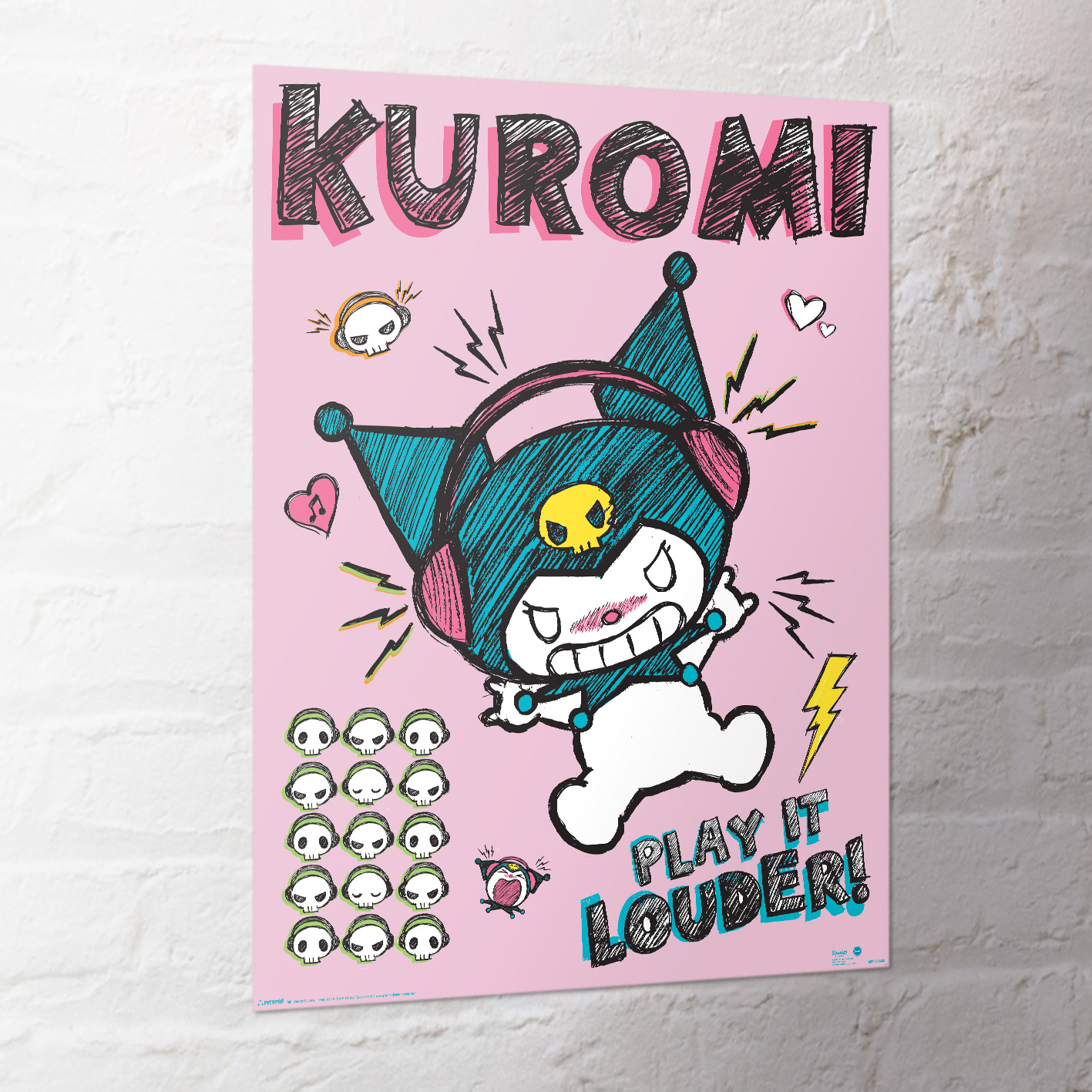 Rosa Poster mit Kuromi-Charakter. Kuromi trägt Kopfhörer, mit Text 'KUROMI' und 'PLAY IT LOUDER!' und Totenkopfzeichnungen.