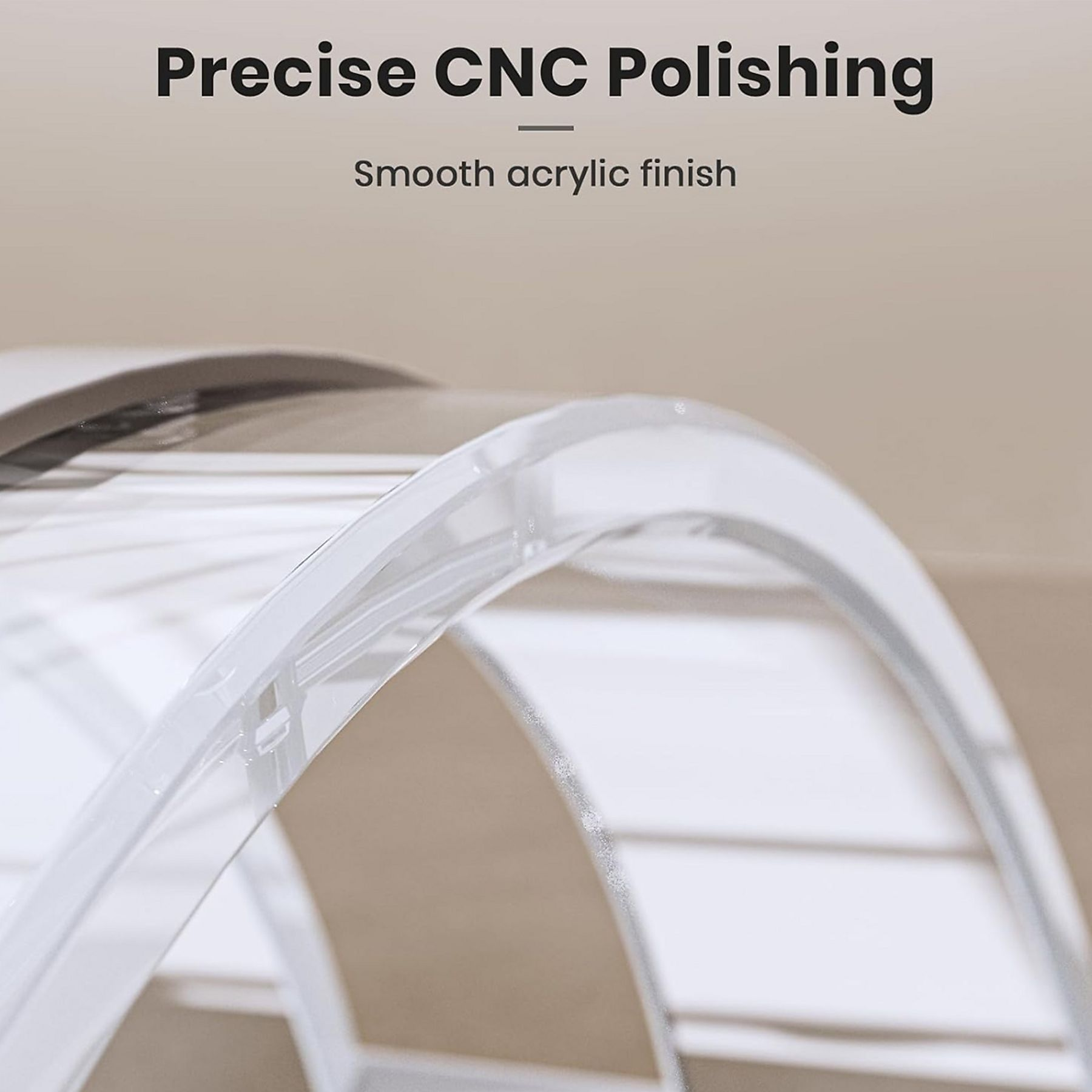Nahaufnahme einer klaren, gebogenen Kunststoffstruktur mit Text: Präzises CNC-Polieren, Glatte Acryloberfläche.