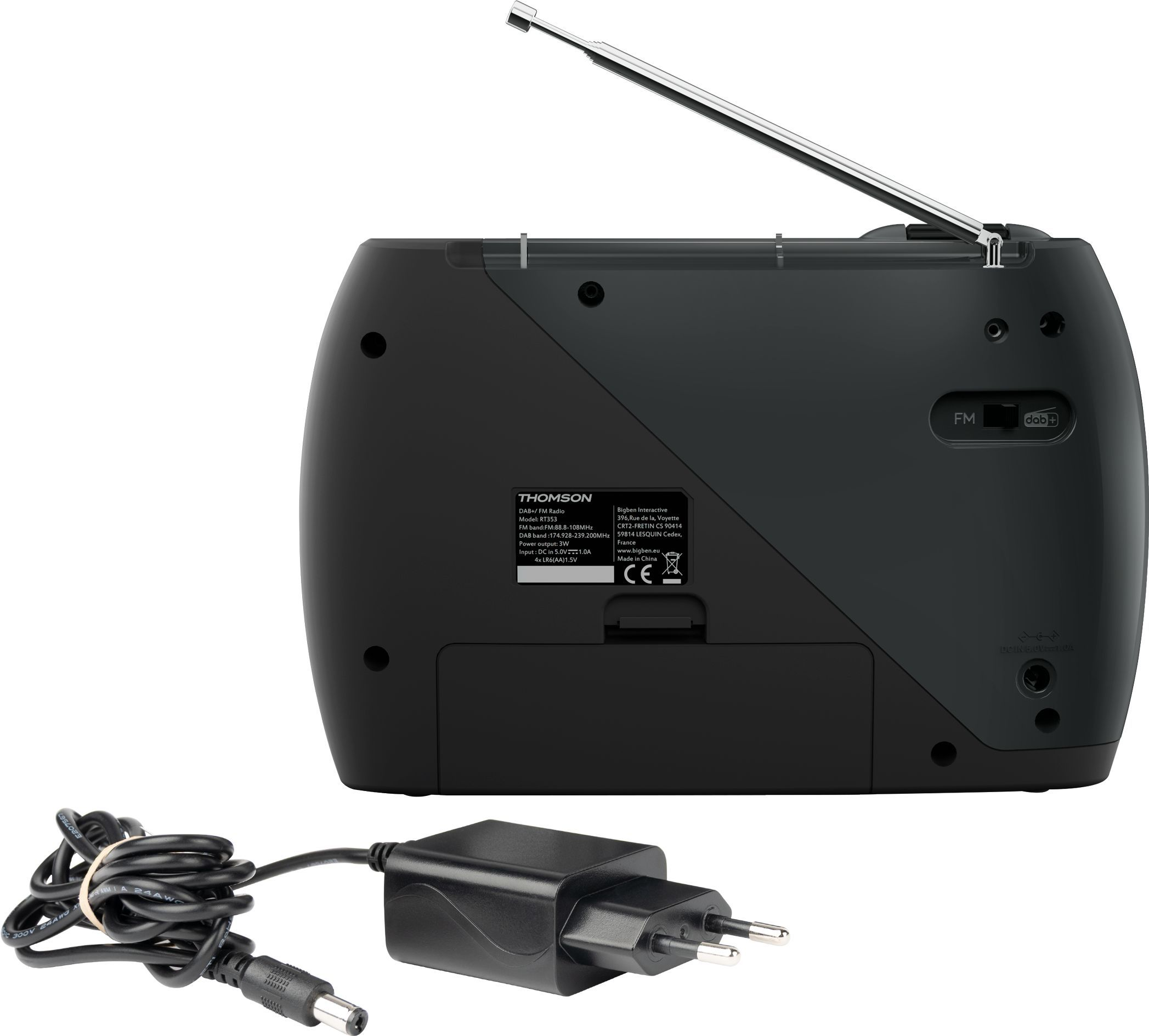 Radio nera con antenna, adattatore. Etichette 'Thomson', 'FM', 'dab+'. Cavo nero collegato.