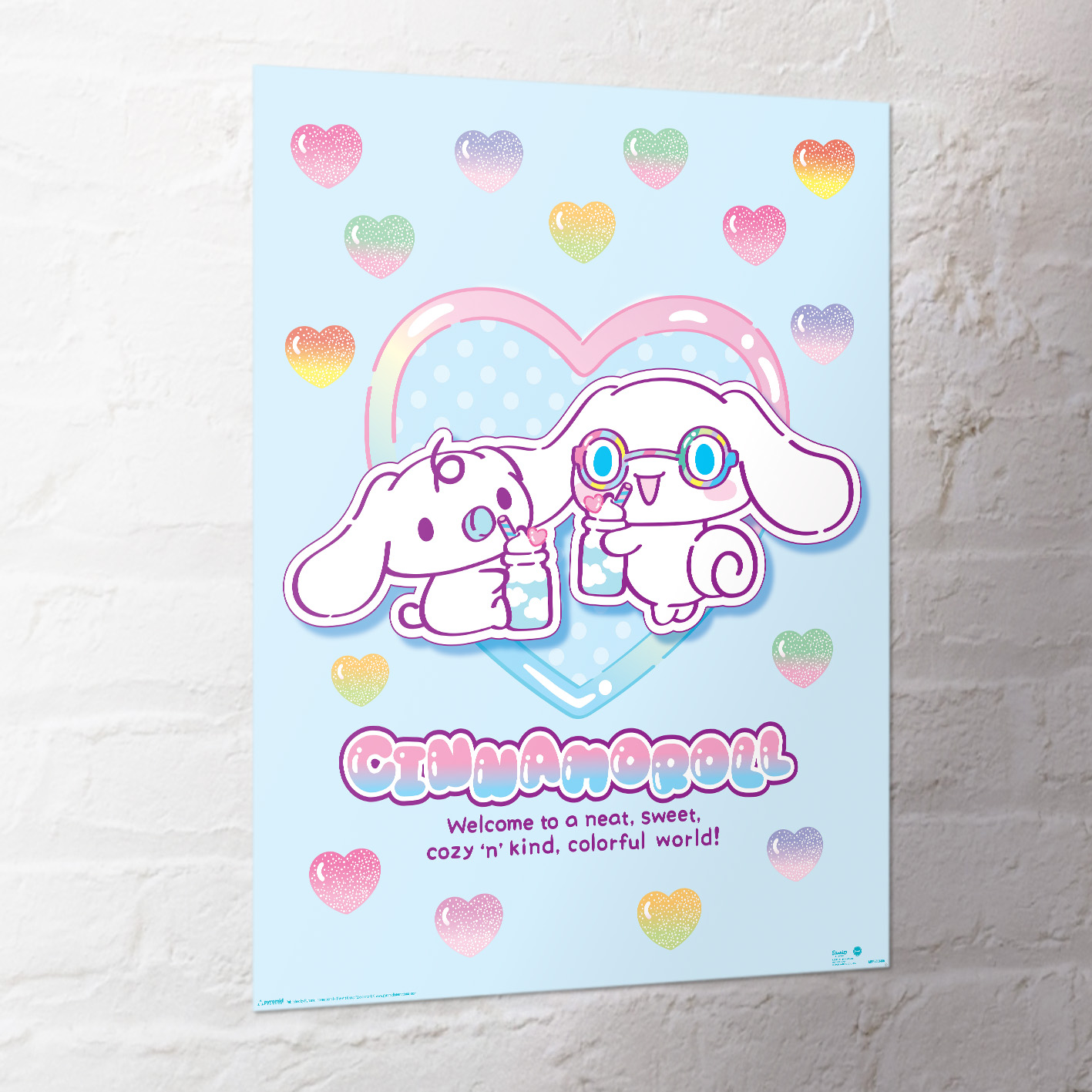Poster mit Cinnamoroll-Charakteren. Sie halten Getränke, umgeben von Herzen. Text: Willkommen in einer netten, süßen, gemütlichen, bunten Welt!