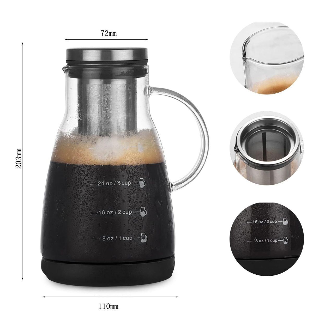 Ein Kaffeebereiter aus Glas mit Edelstahlfilter und Deckel. Er hat schwarzen Kaffee im Inneren. Der Boden ist schwarz, und es gibt Messungen an der Seite.