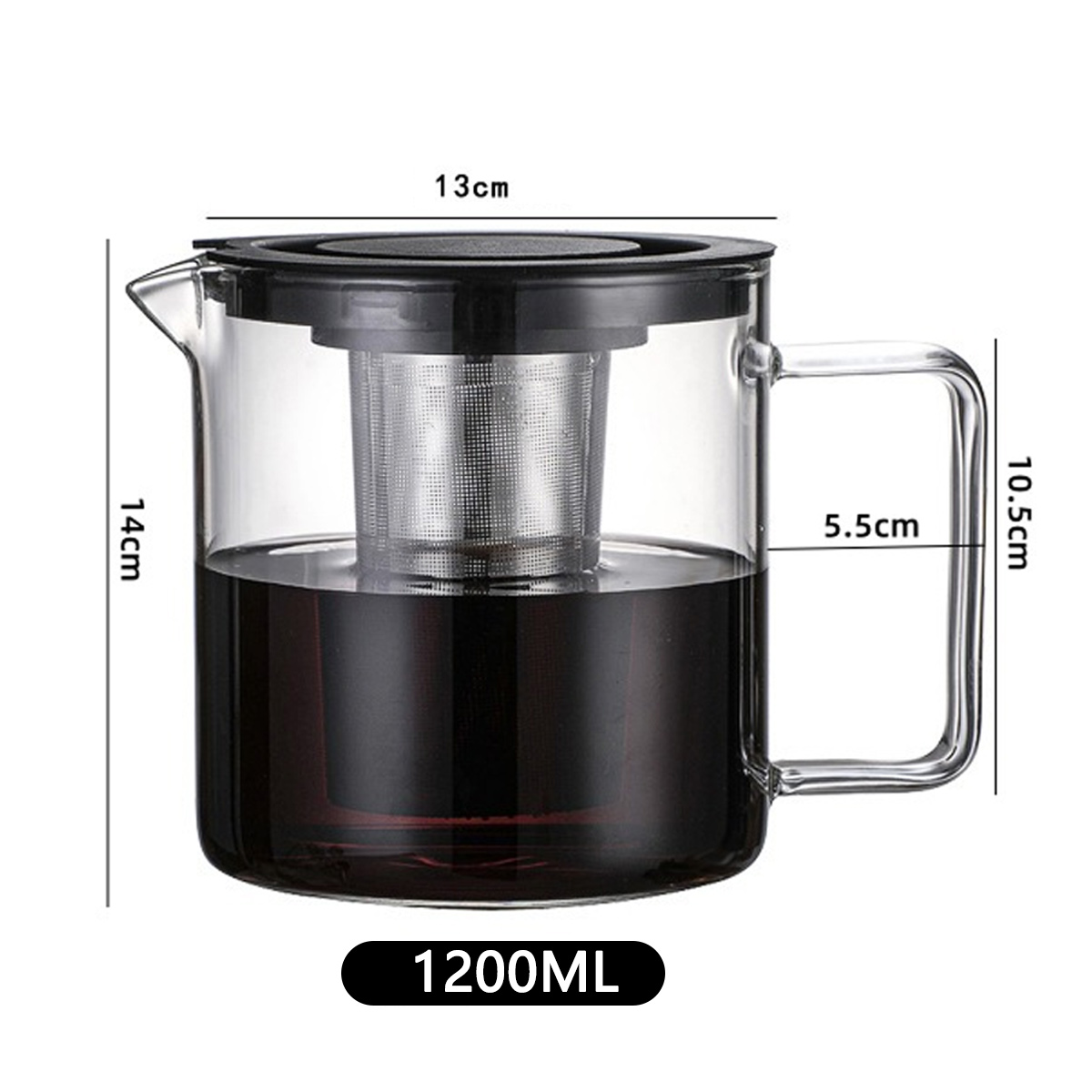 Eine klare Glaskanne mit schwarzem Deckel, Edelstahl-Teefilter und dunkler Flüssigkeit. Maße: 13cm, 14cm, 5.5cm, 10.5cm. 1200ml.