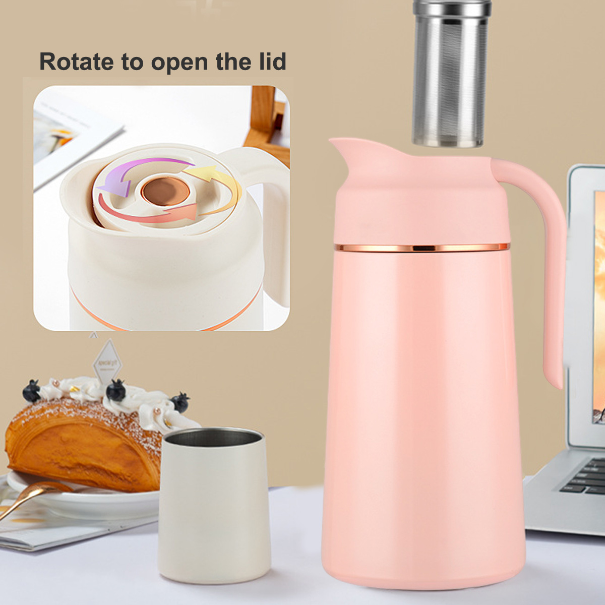 Eine rosa Thermoskanne mit Griff. Ein kleiner Metallbecher, Gebäck und ein Laptop sind ebenfalls vorhanden. Das Deckeldetail wird in einer Box gezeigt.