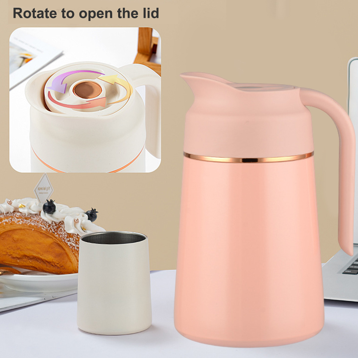 Eine rosa Thermoskanne mit Griff und eine weiße Tasse. Es gibt ein Gebäck mit Blaubeeren und ein Diagramm zum Öffnen des Deckels.
