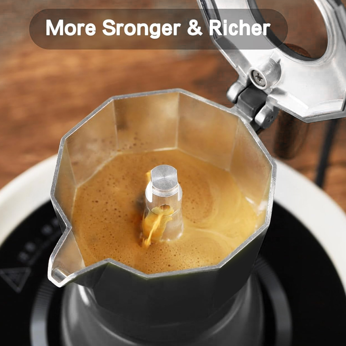 Eine Kaffeemaschine, die Kaffee brüht. Der Topf ist offen, Kaffee gießt heraus. Es sitzt auf einem weißen und schwarzen Herd.
