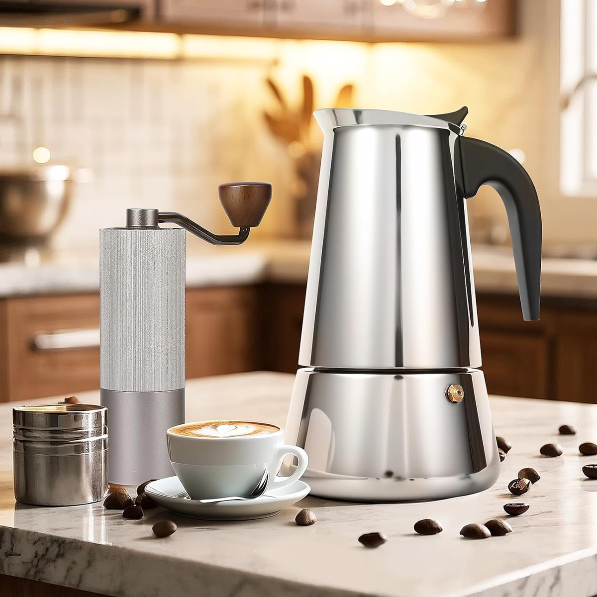 Eine Kaffeezubereitung: eine Mühle, Espressokocher, Tasse Kaffee und Kaffeebohnen auf einer Marmoroberfläche, vor einem Küchenhintergrund.